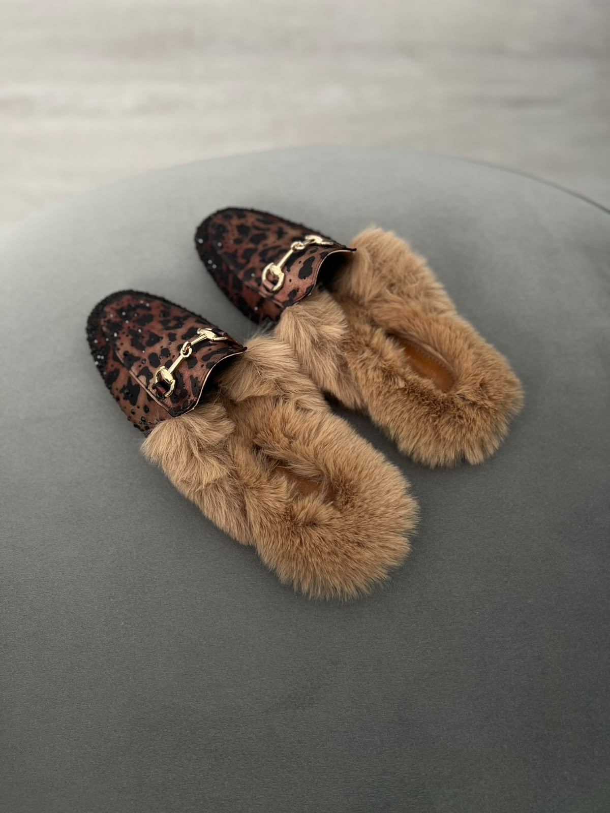 Leopar renk 36–43 numara arası, tam kalıp, süet taşlı kadın terlik. Şık taş detayları ve yumuşak kürk iç yapısıyla hem rahat hem gösterişli bir model.