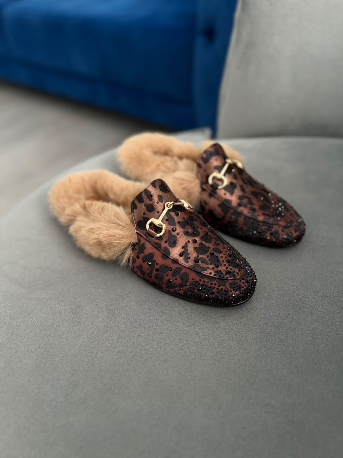 Leopar renk 36–43 numara arası, tam kalıp, süet taşlı kadın terlik. Şık taş detayları ve yumuşak kürk iç yapısıyla hem rahat hem gösterişli bir model.