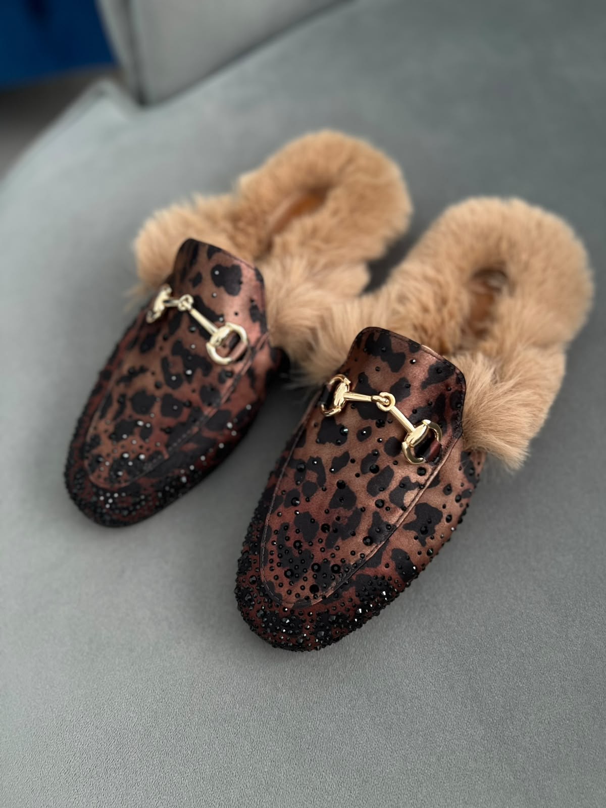 Leopar renk 36–43 numara arası, tam kalıp, süet taşlı kadın terlik. Şık taş detayları ve yumuşak kürk iç yapısıyla hem rahat hem gösterişli bir model.