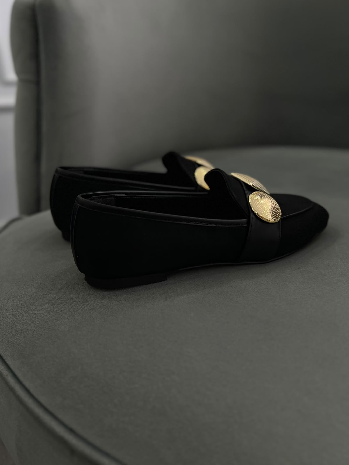 Loafer siyah  süet görünümlü ayakkabı.Gold detaylı metal .36 ve 43 arası