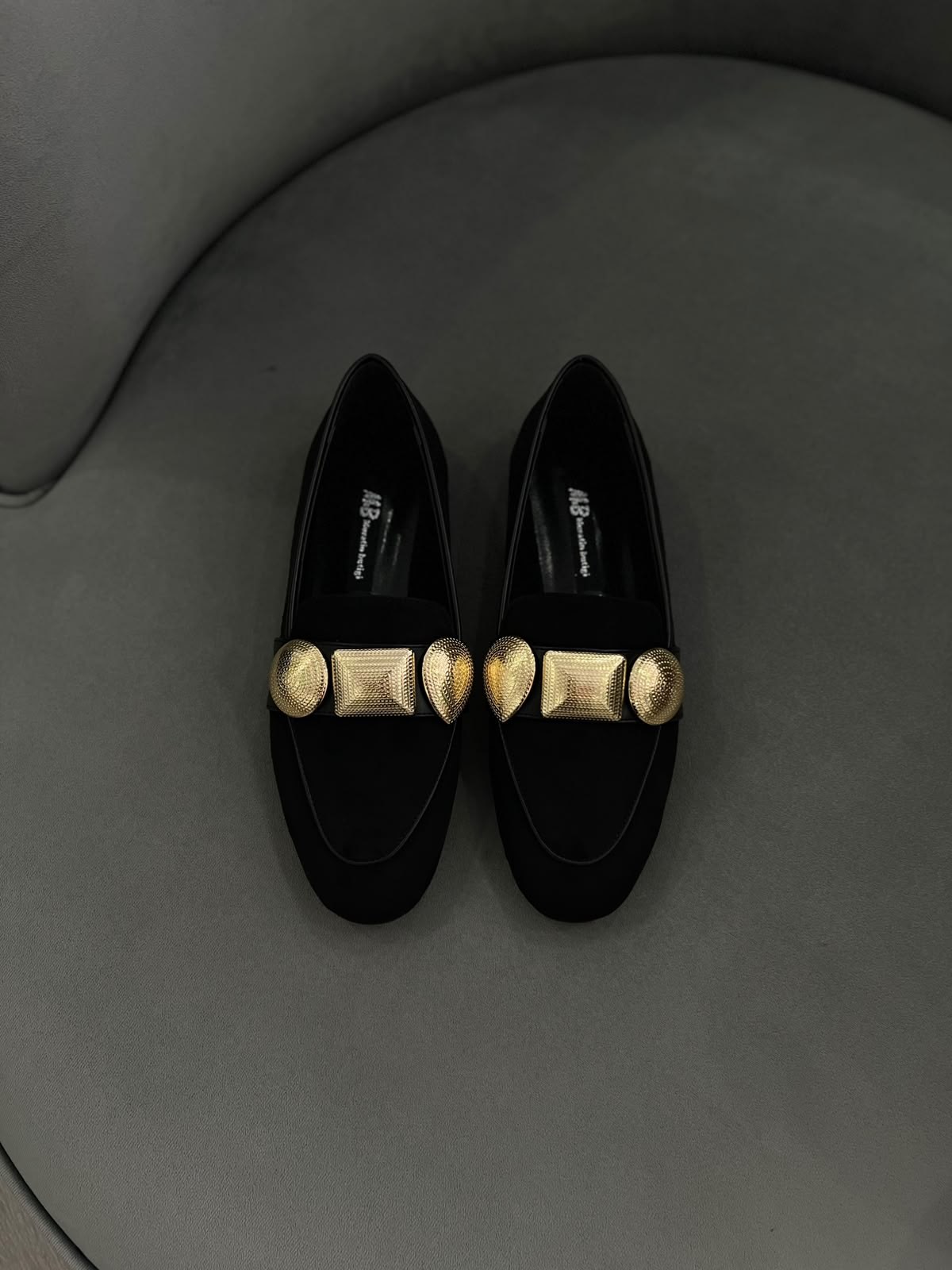 Loafer siyah  süet görünümlü ayakkabı.Gold detaylı metal .36 ve 43 arası