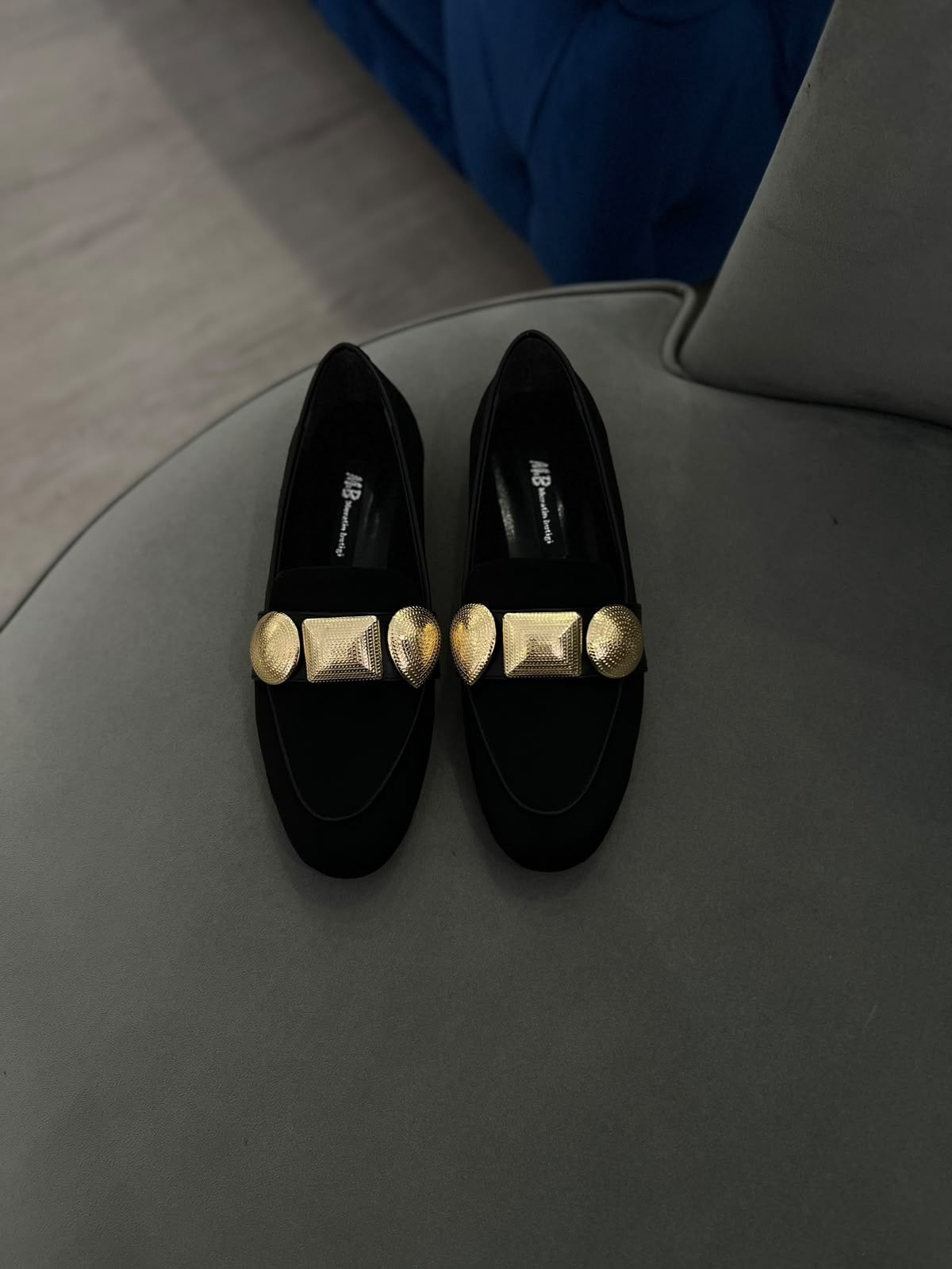 Loafer siyah  süet görünümlü ayakkabı.Gold detaylı metal .36 ve 43 arası