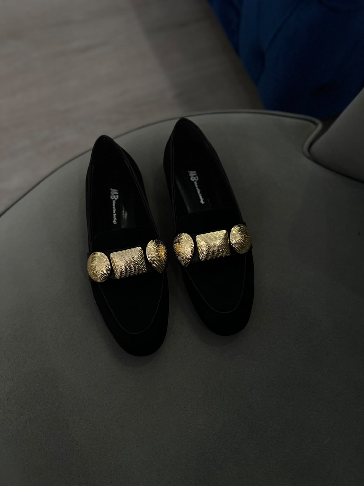 Loafer siyah  süet görünümlü ayakkabı.Gold detaylı metal .36 ve 43 arası