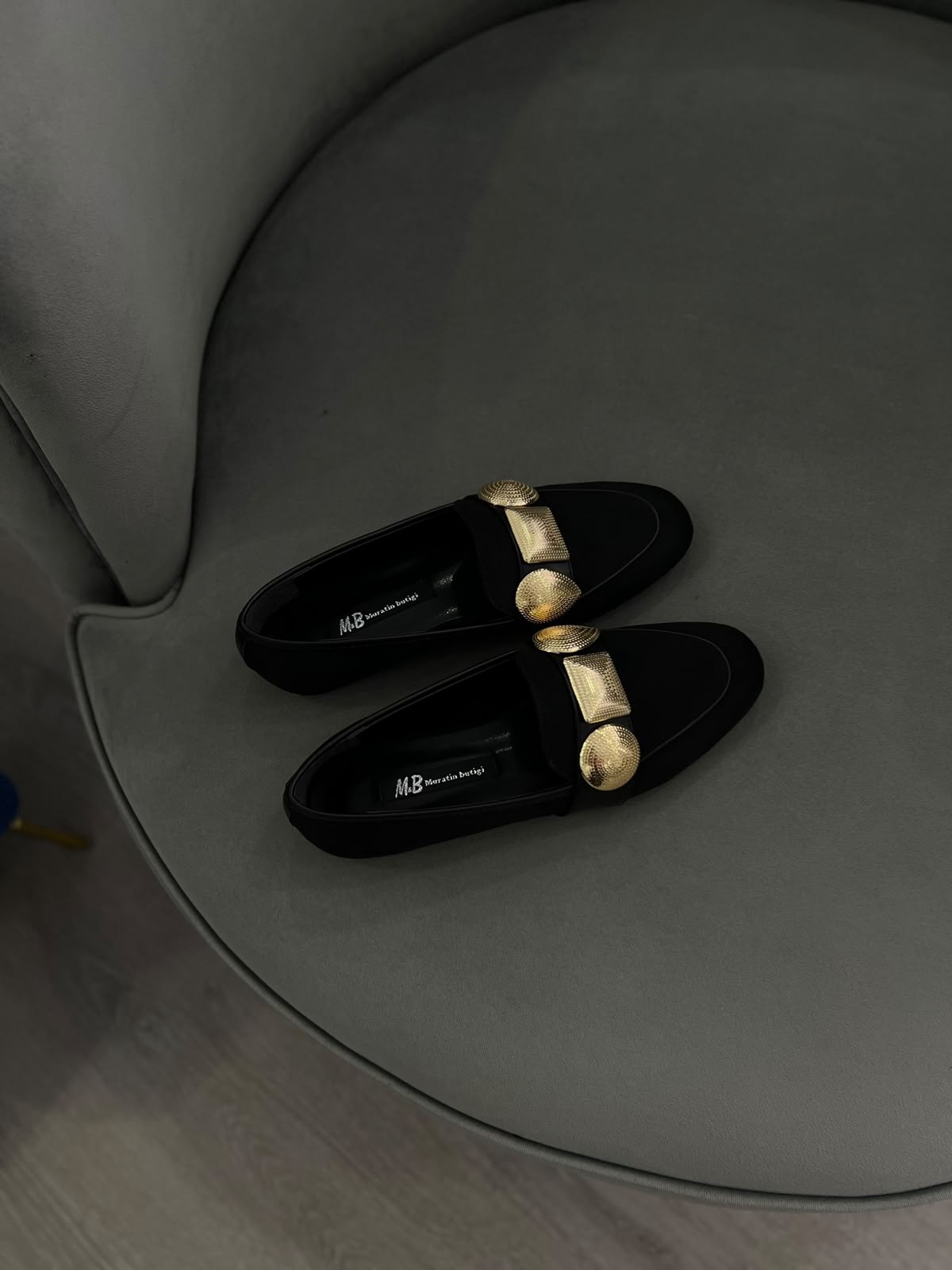 Loafer siyah  süet görünümlü ayakkabı.Gold detaylı metal .36 ve 43 arası