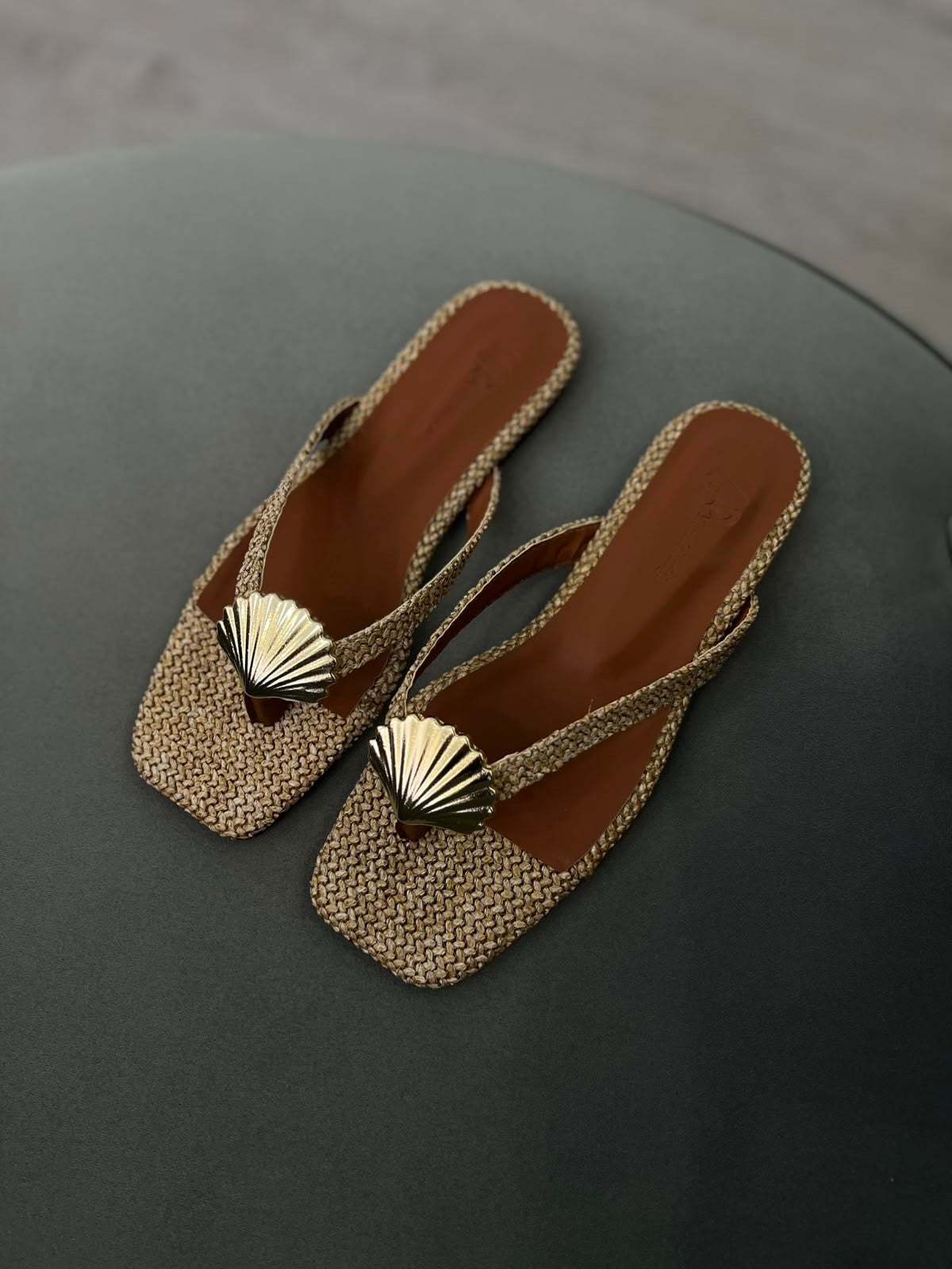 Zarafetin Simgesi: Altın Kabuk Detaylı Bej  hasır Terlik