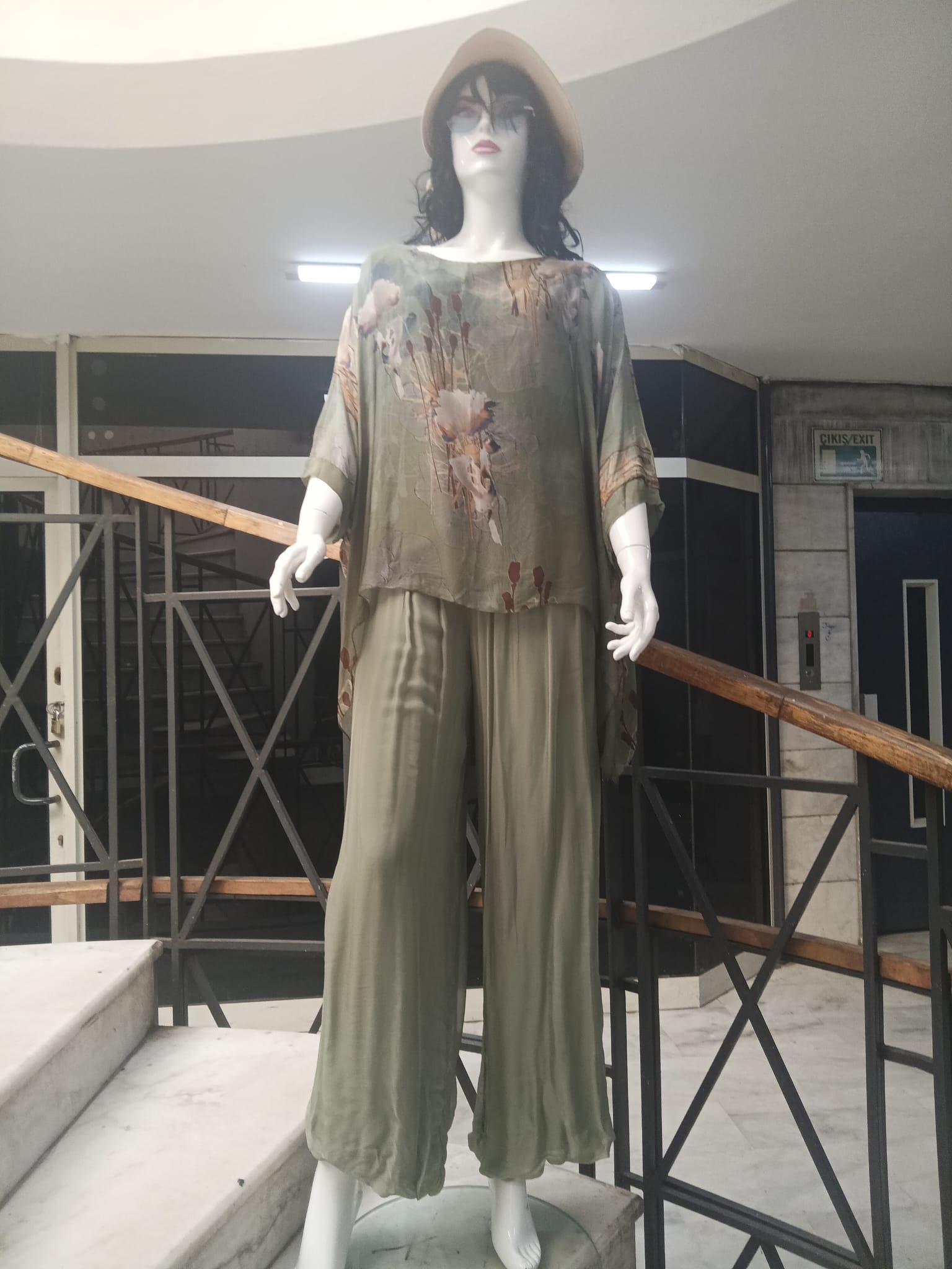 İTALYAN DİJİTAL ÇİÇEK BASKILI  ÖZEL TASARIM İPEK BLUZ- PANTOLON  TAKIM