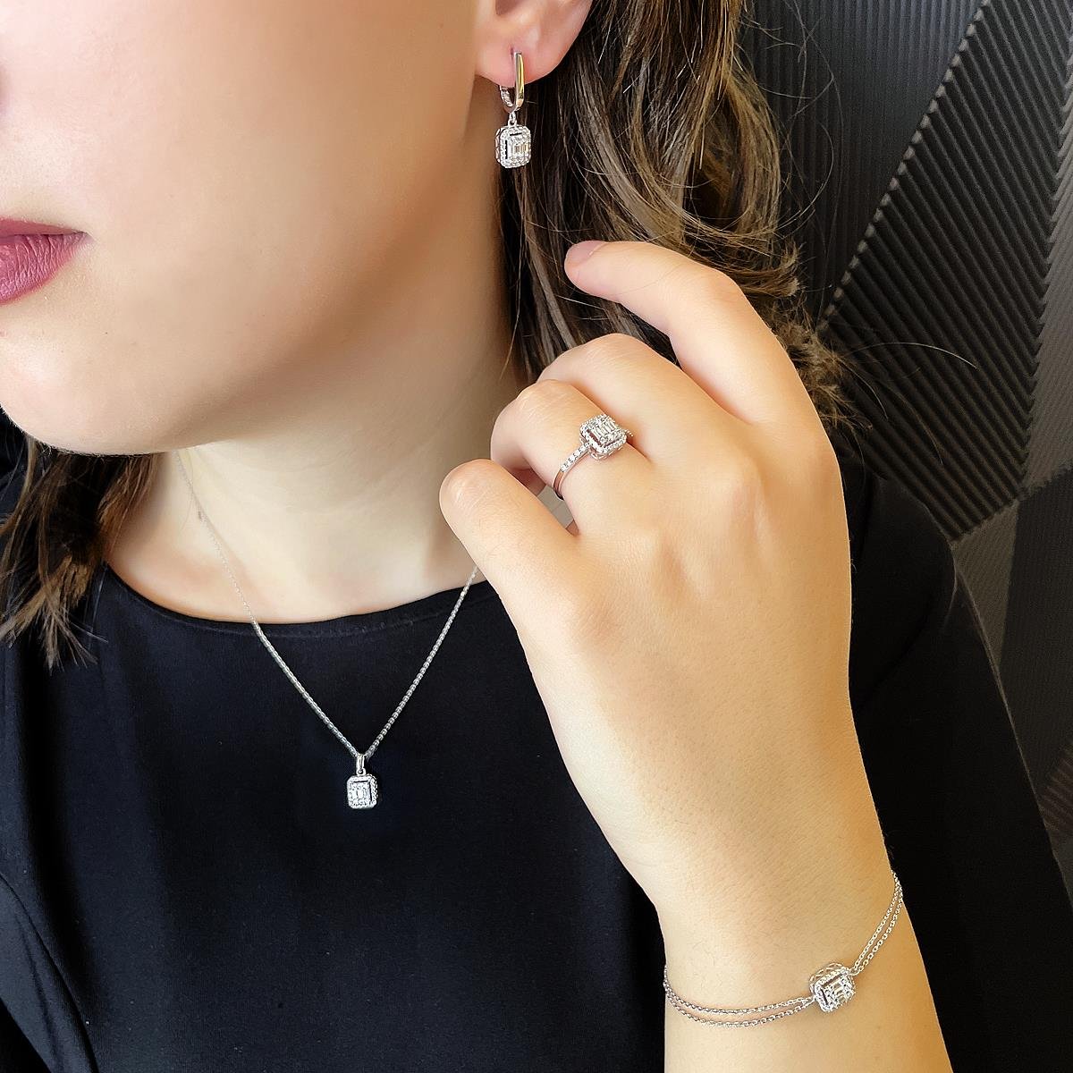 Baget Taşlı Altın Küpe 