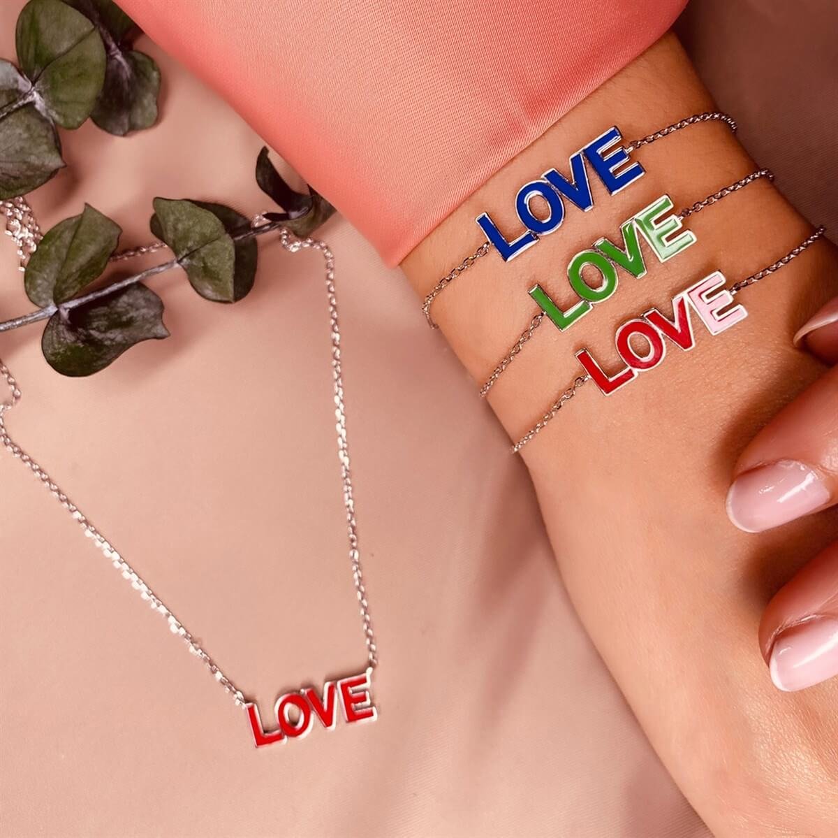 Love Figürlü Gümüş Kolye