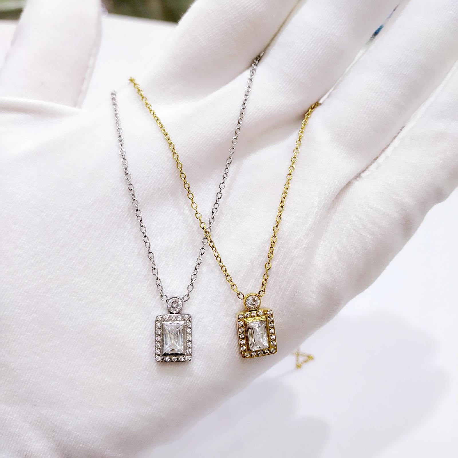 Welch Gold Çelik Minimal Taşlı Kare Kolye