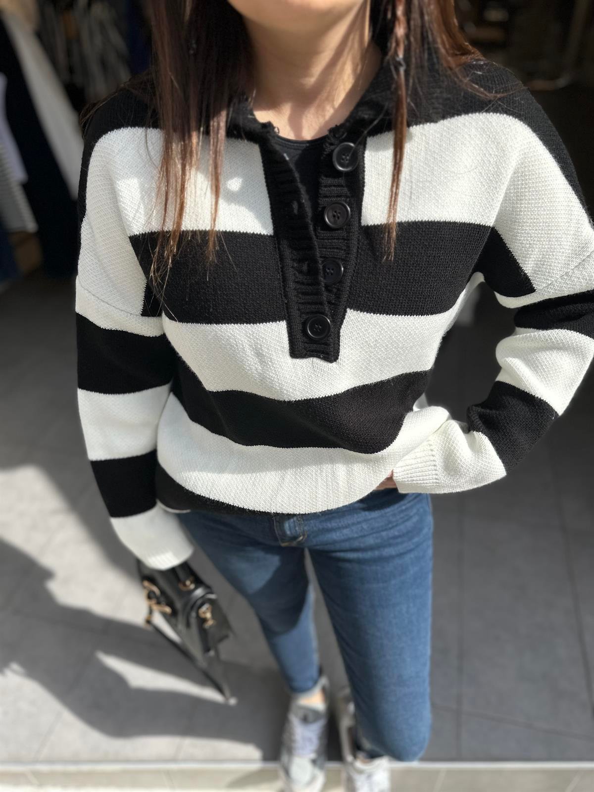Çizgili Siyah Beyaz Kazak | StrawberryWear