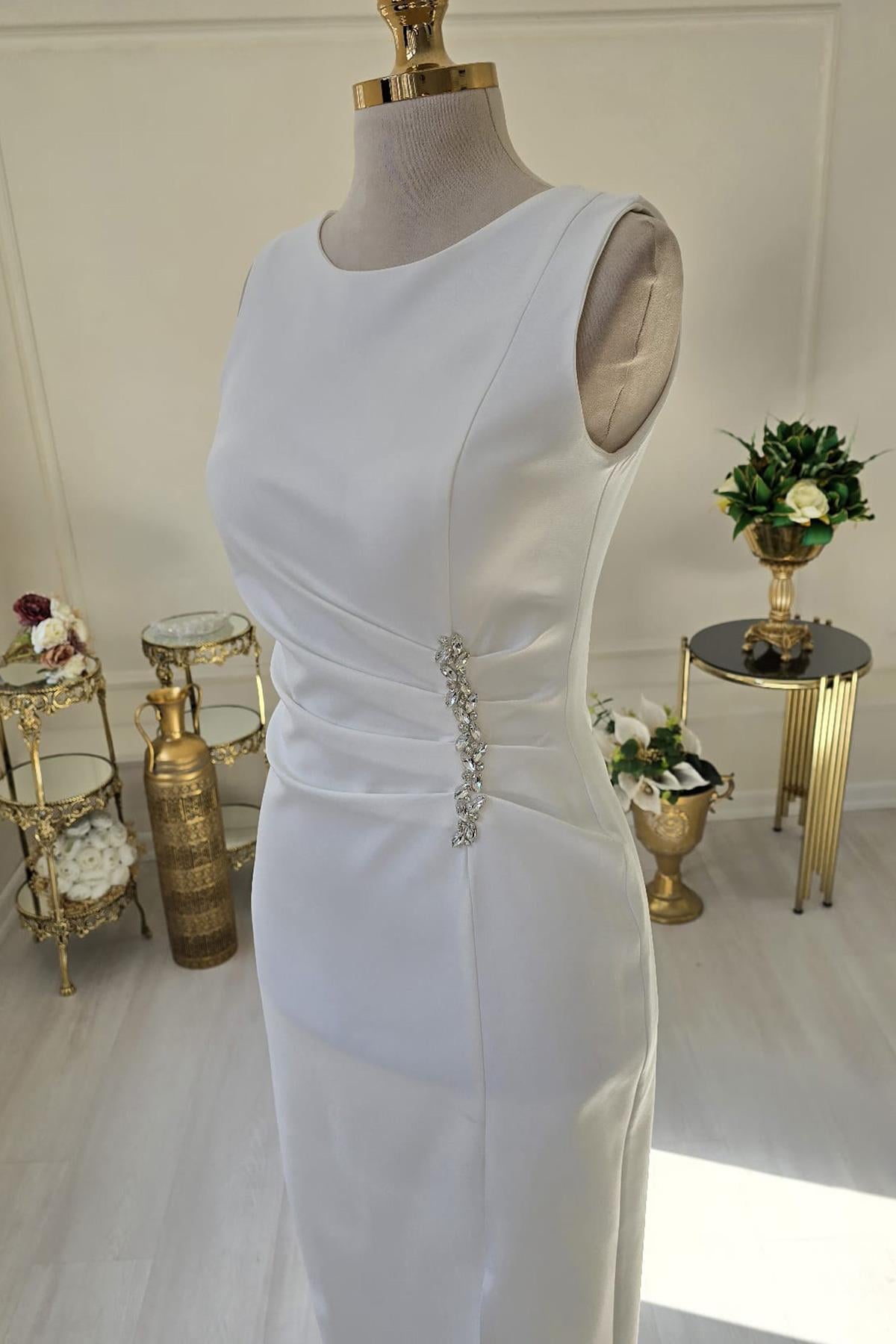 Beyaz Beli Taşlı Otrişli Elbise 8276