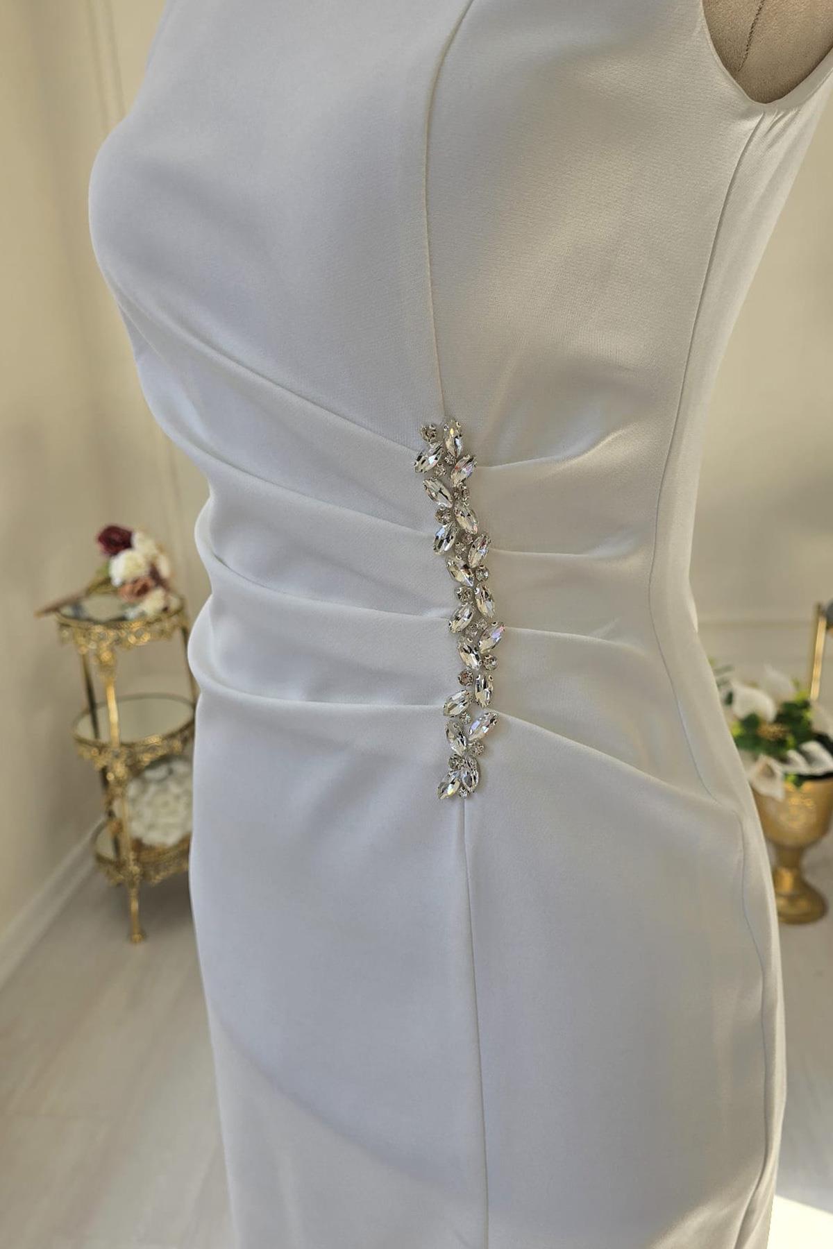 Beyaz Beli Taşlı Otrişli Elbise 8276