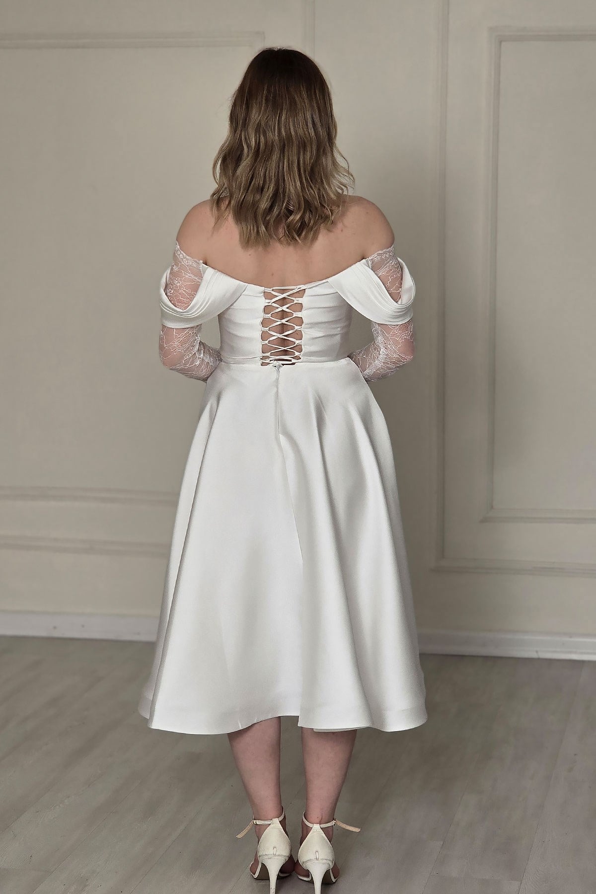 Beyaz Saten Drapeli Midi Abiye 6015