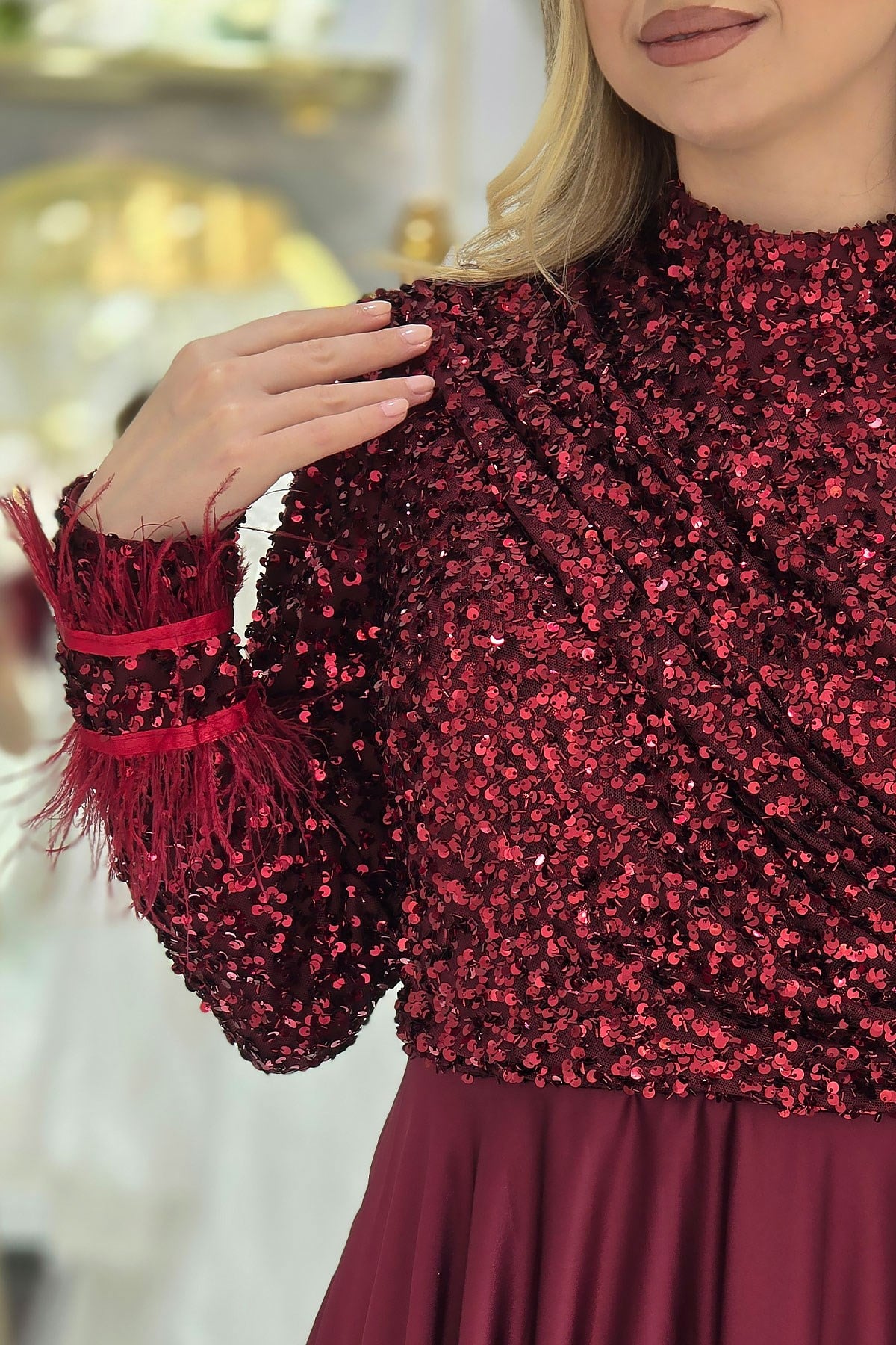 Bordo Kolları Tüylü Payet Abiye 4796