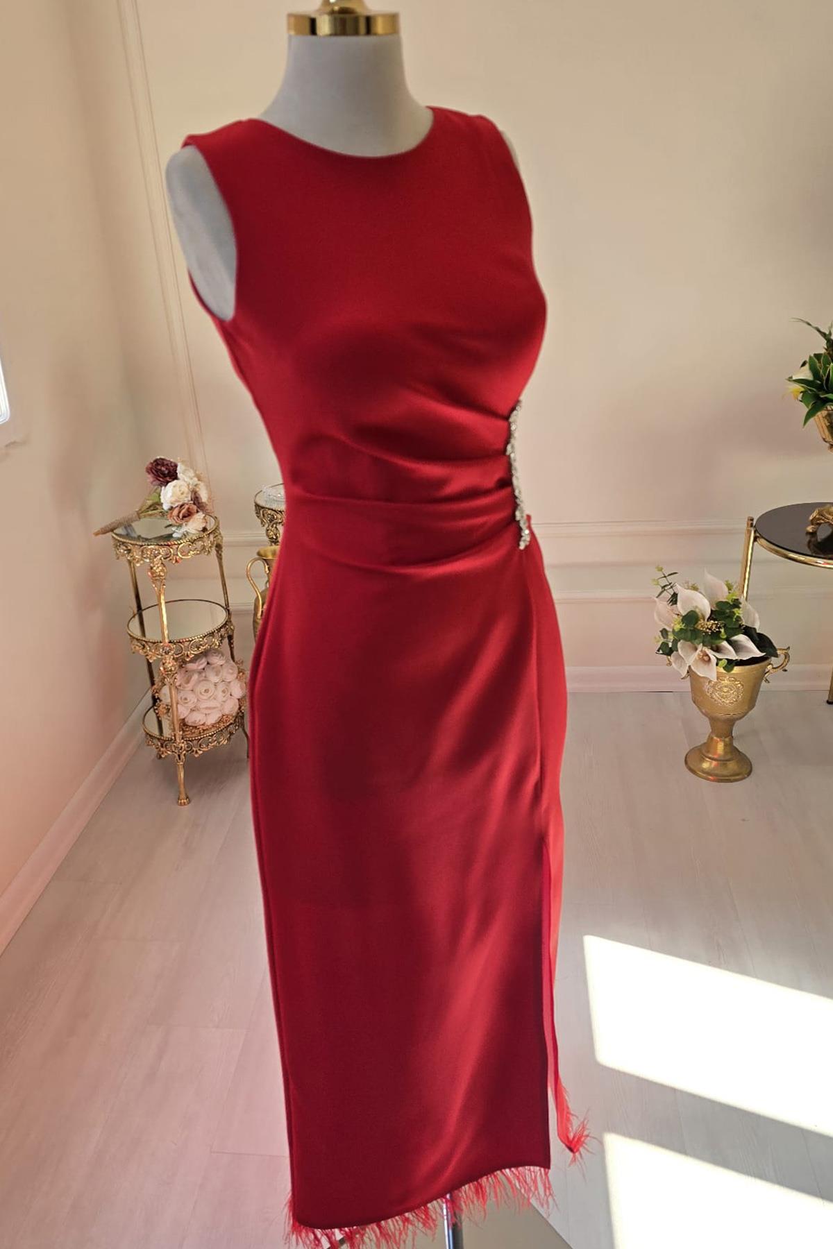 Kırmızı Beli Taşlı Otrişli Elbise 8276