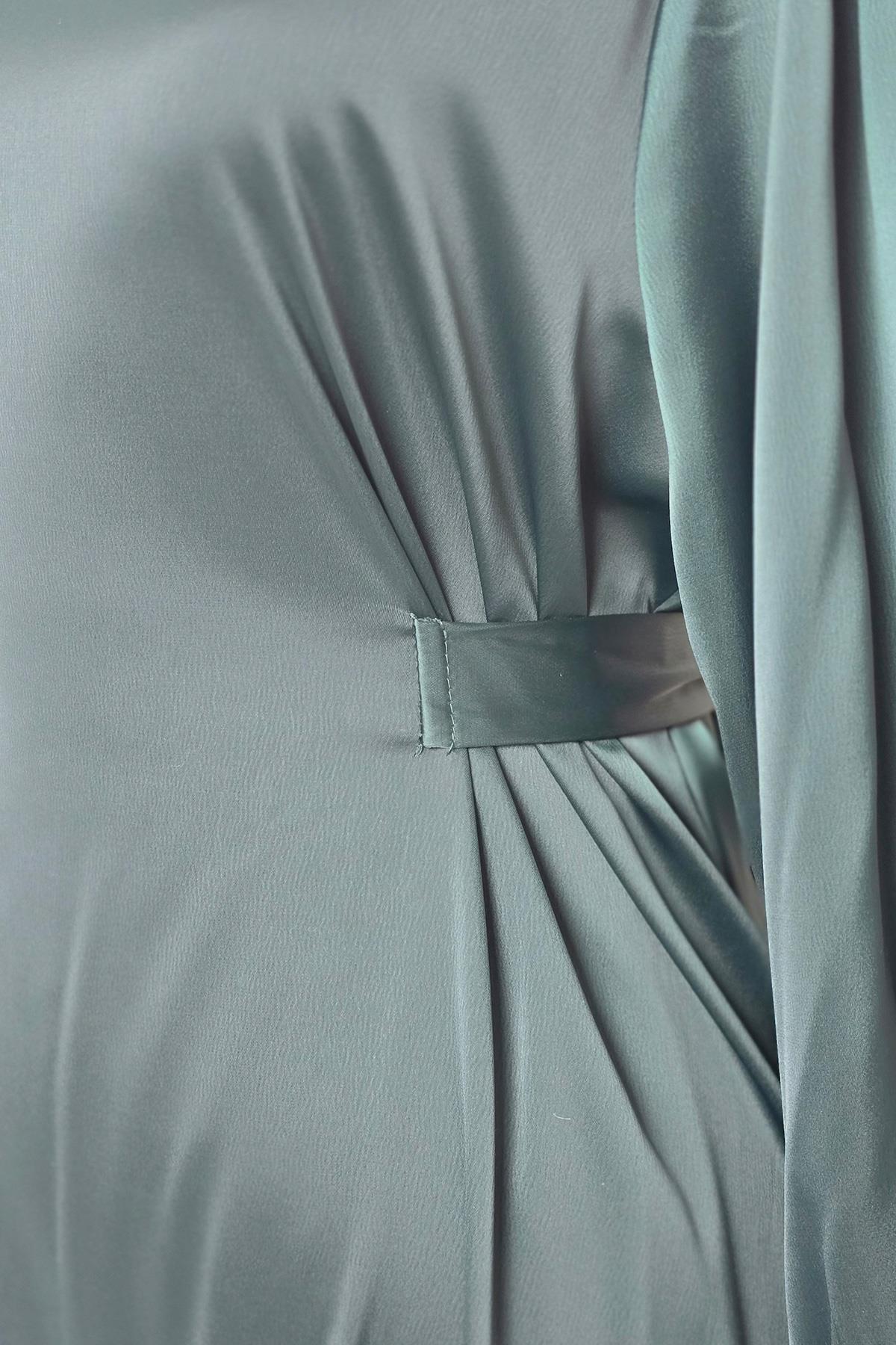 Zümrüt Manşetli Saten Elbise 4622