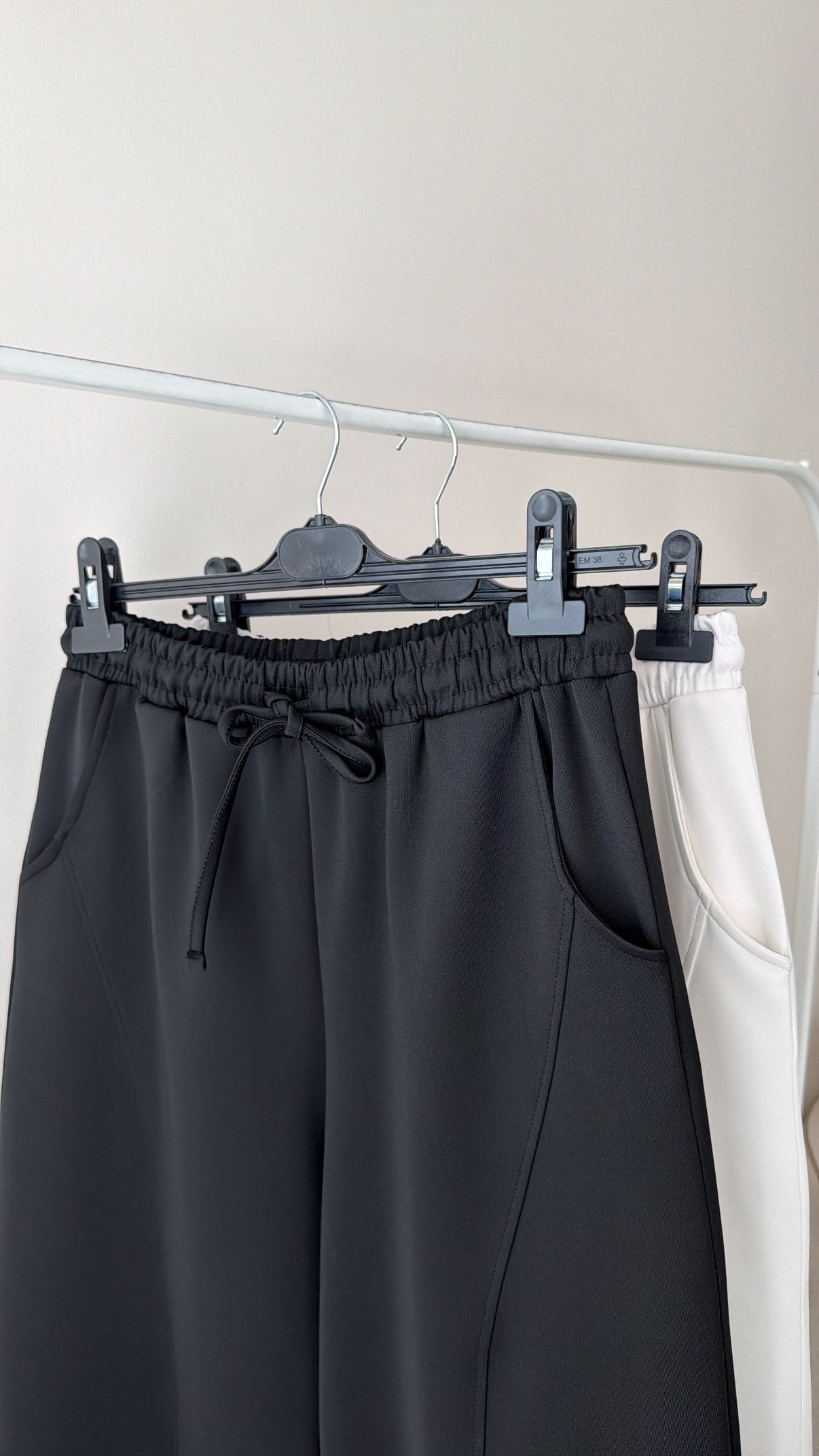Beli Lastikli Parçalama Detaylı Pantolon - Siyah