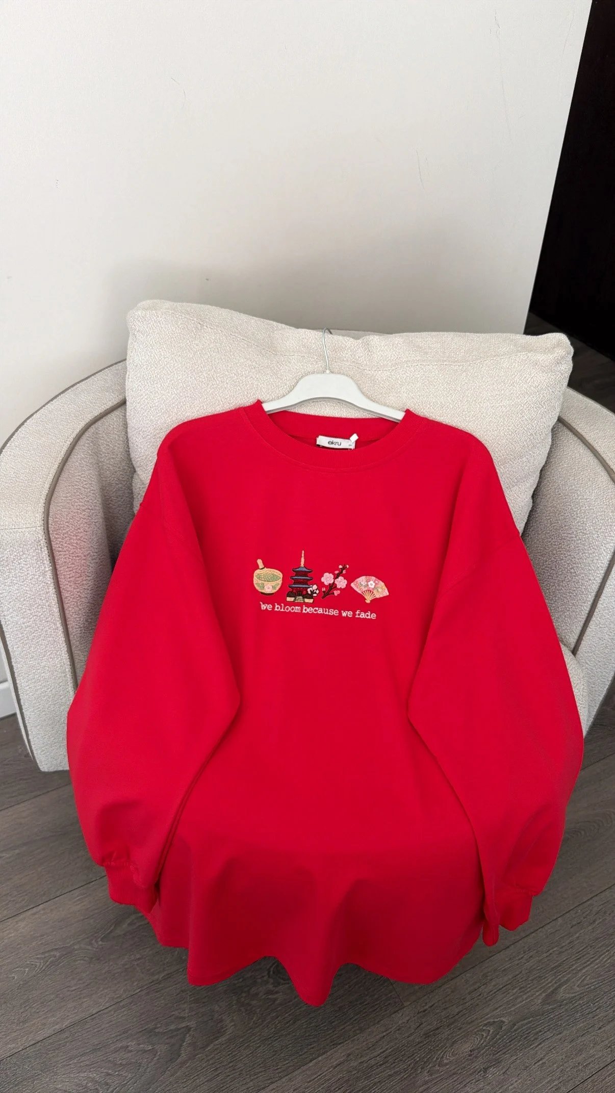 Bisiklet Yaka Önü Nakış Detaylı Sweatshirt- Kırmızı