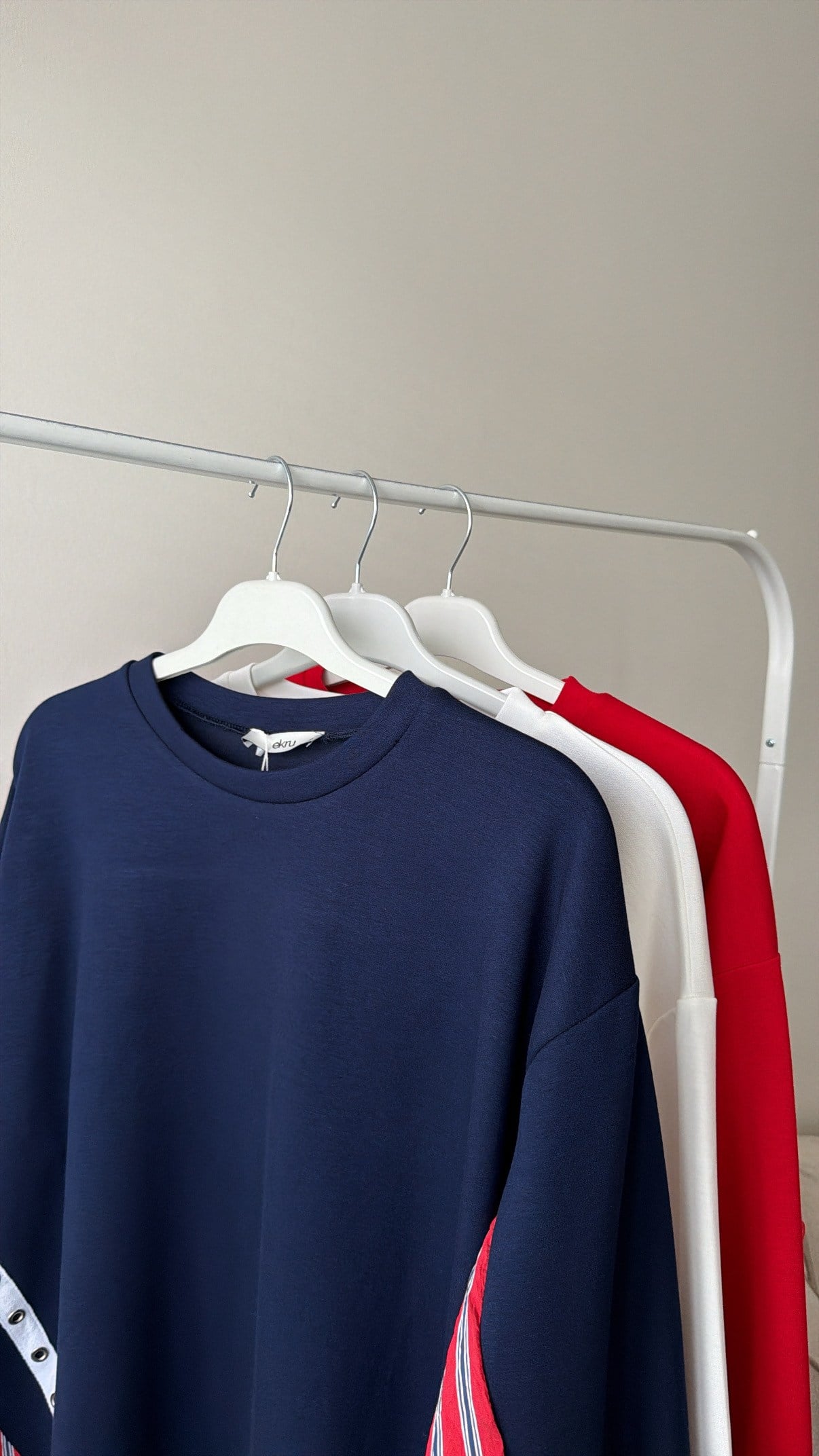 Çizgi Garnili Şerit Aksesuar Detaylı Sweatshirt- Ekru