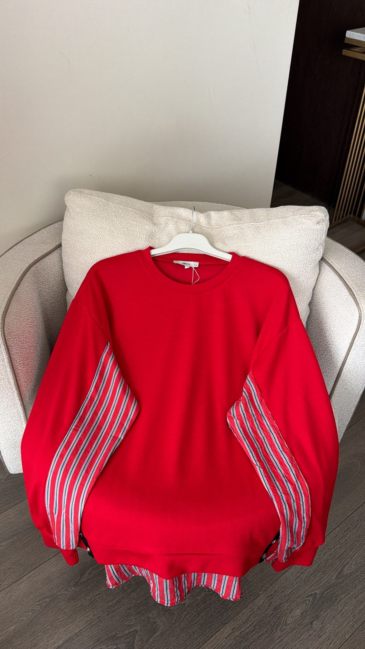 Çizgi Garnili Şerit Aksesuar Detaylı Sweatshirt-  Kırmızı
