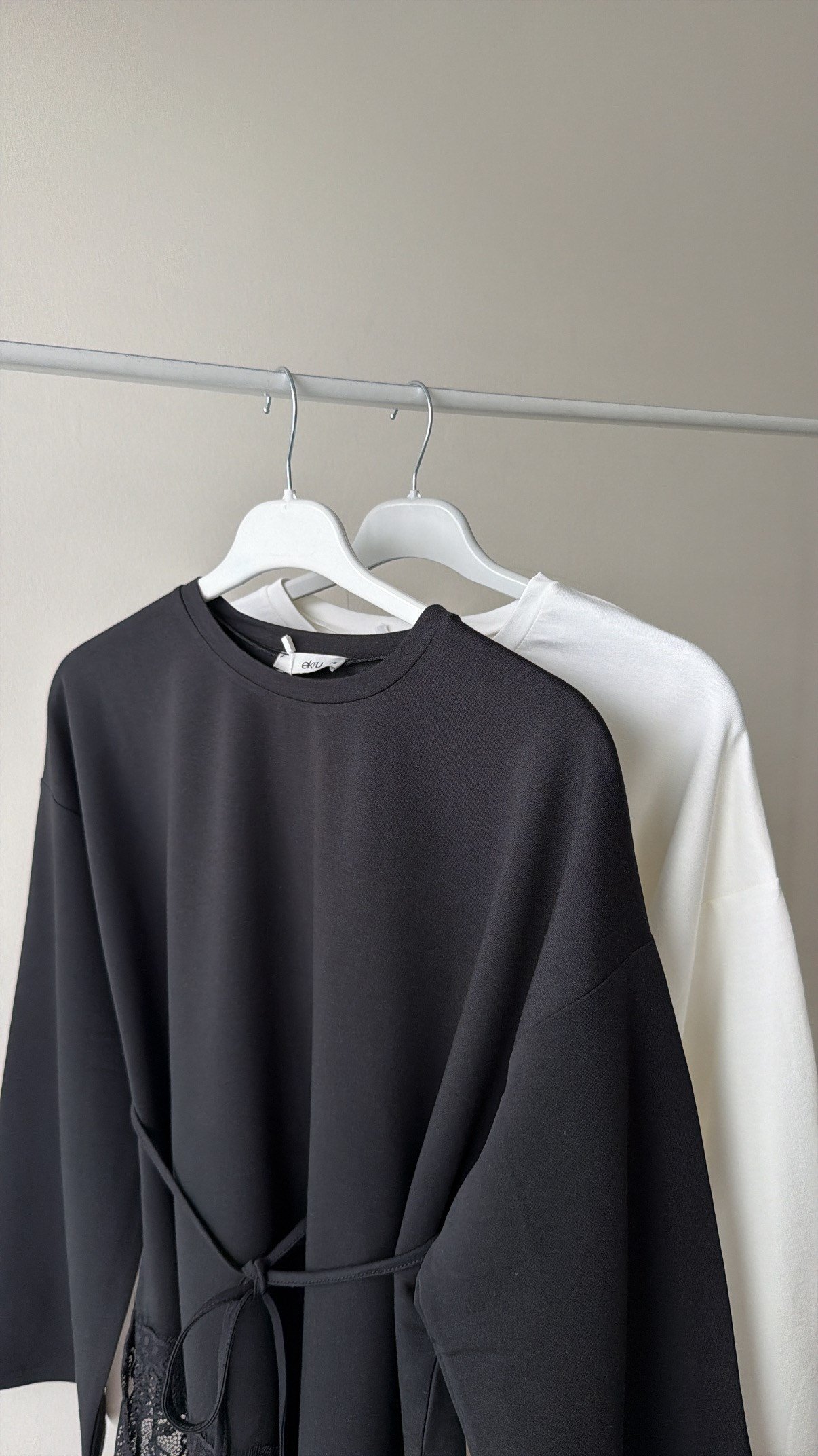 Eteği Dantel Detaylı Sweatshirt - Beyaz