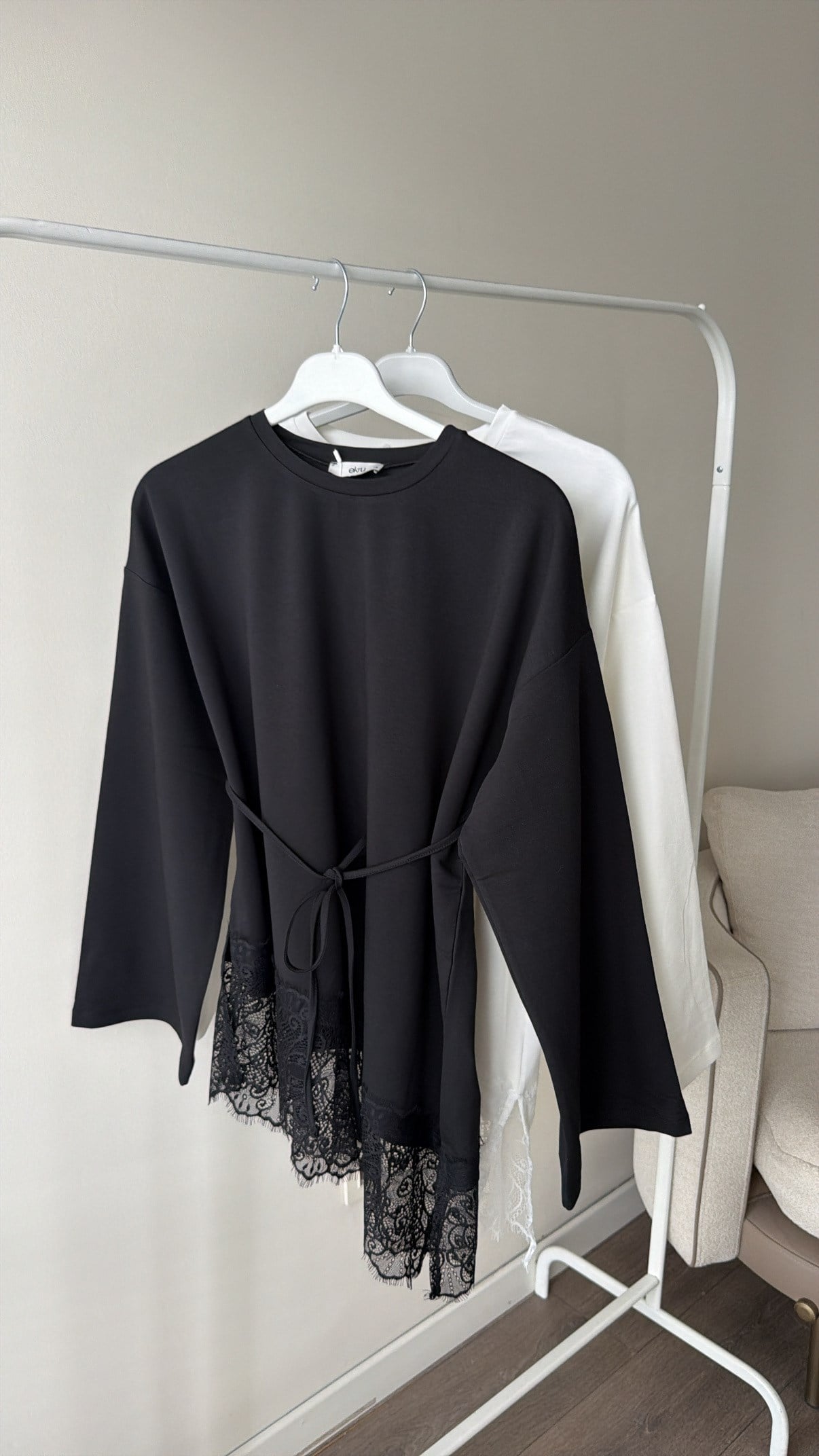 Eteği Dantel Detaylı Sweatshirt - Siyah