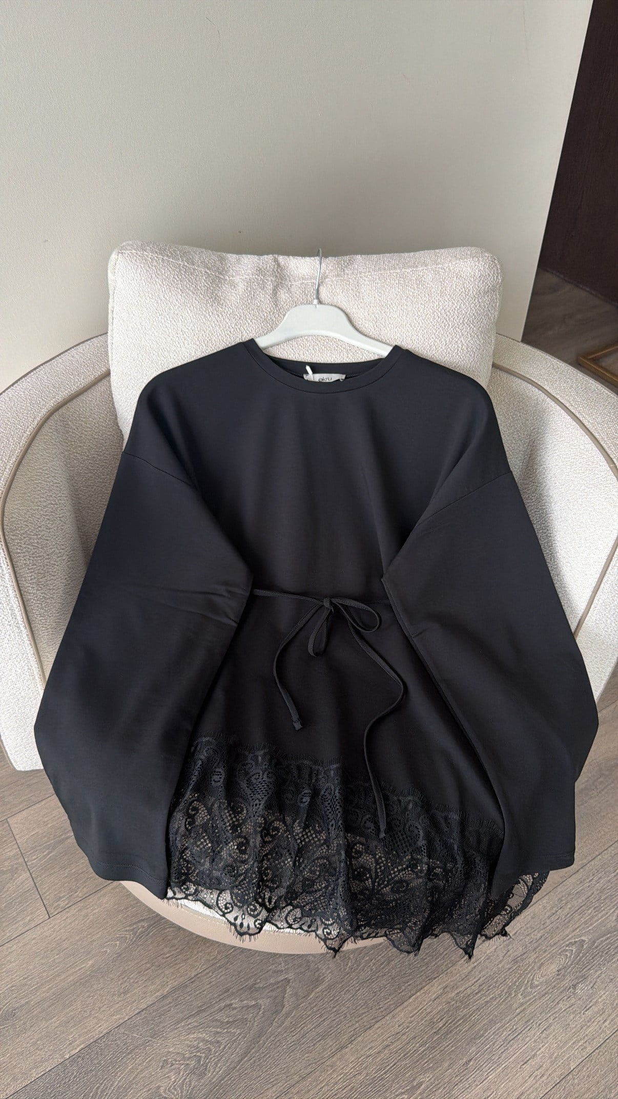 Eteği Dantel Detaylı Sweatshirt - Siyah
