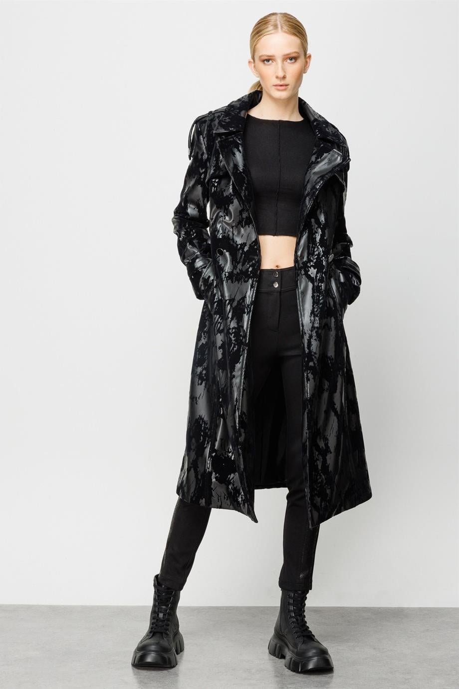 MODA İLGİDESENLİ KEMERLİ SİYAH KADIN TRENÇKOT 02542-2K3
