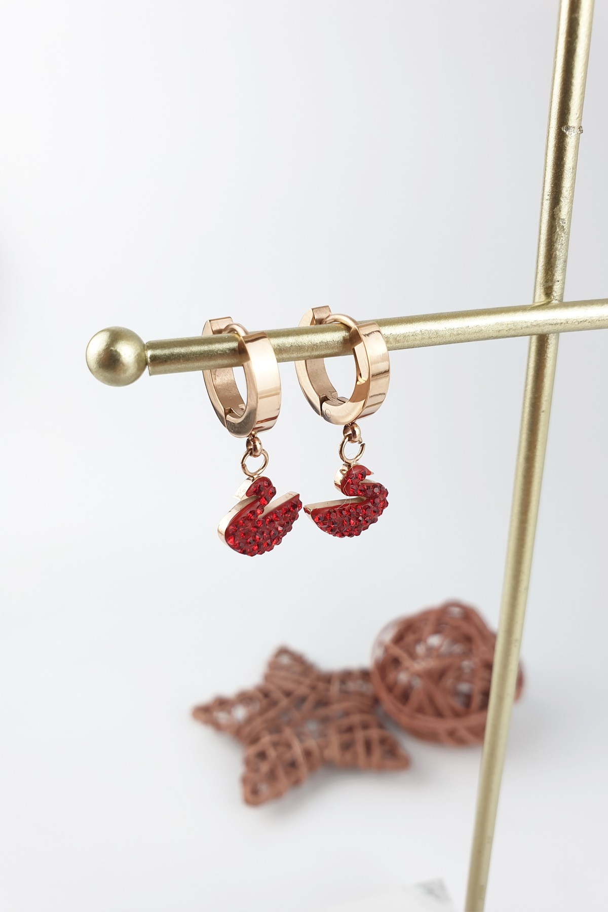 Çelik Kuğu Figür Küpe B350