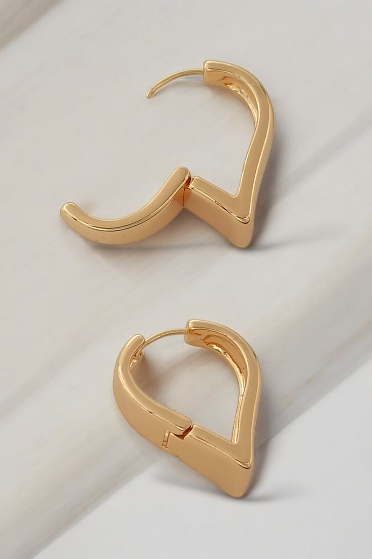 Premium Bombeli V Kalp Küpe