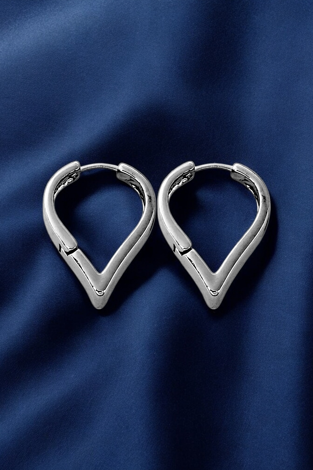 Premium Bombeli V Kalp Küpe