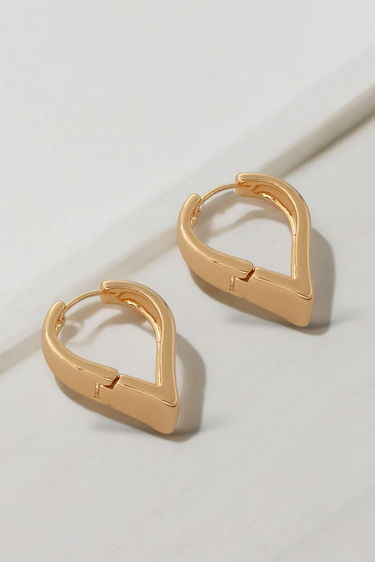 Premium Bombeli V Kalp Küpe