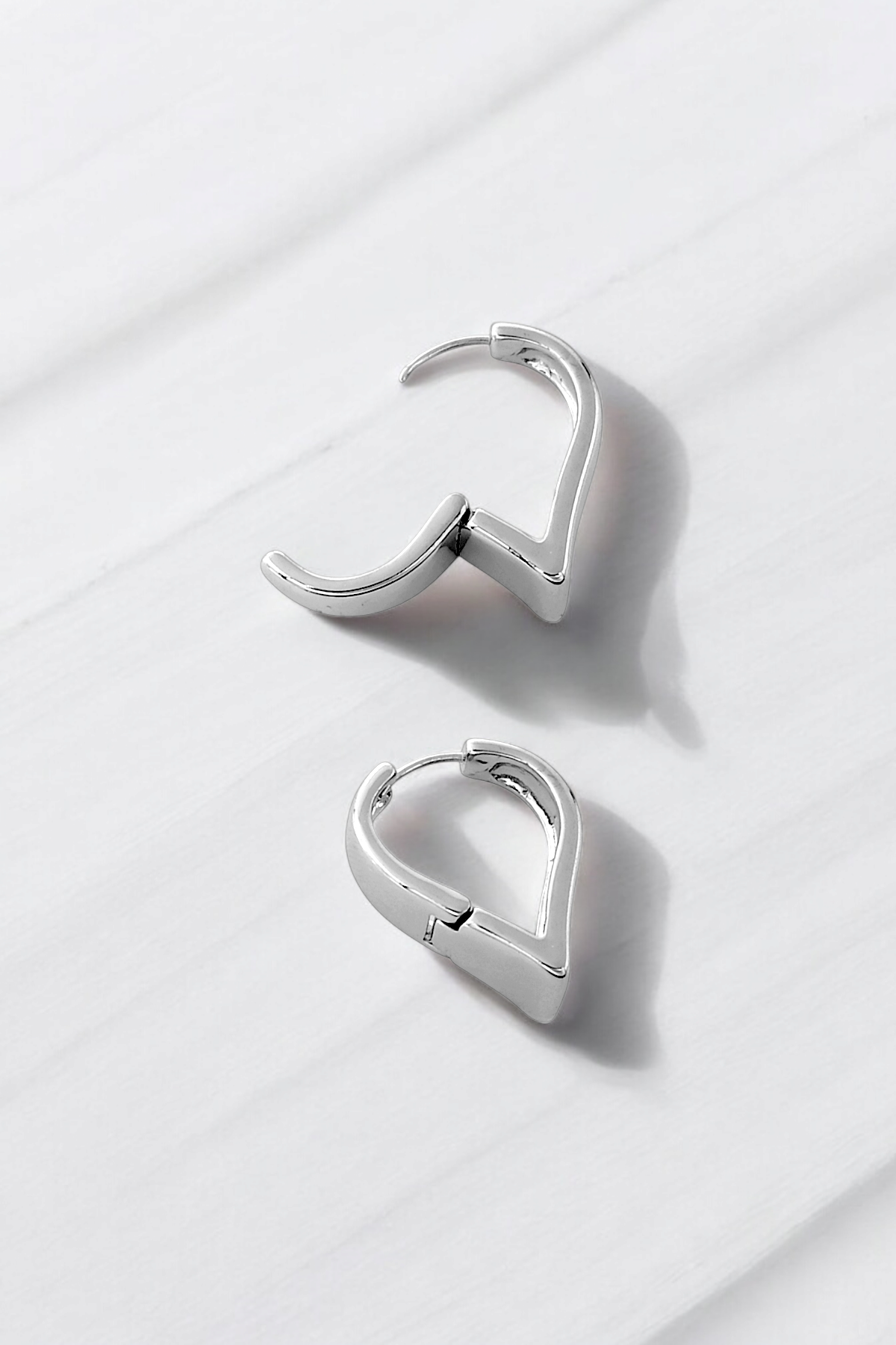 Premium Bombeli V Kalp Küpe