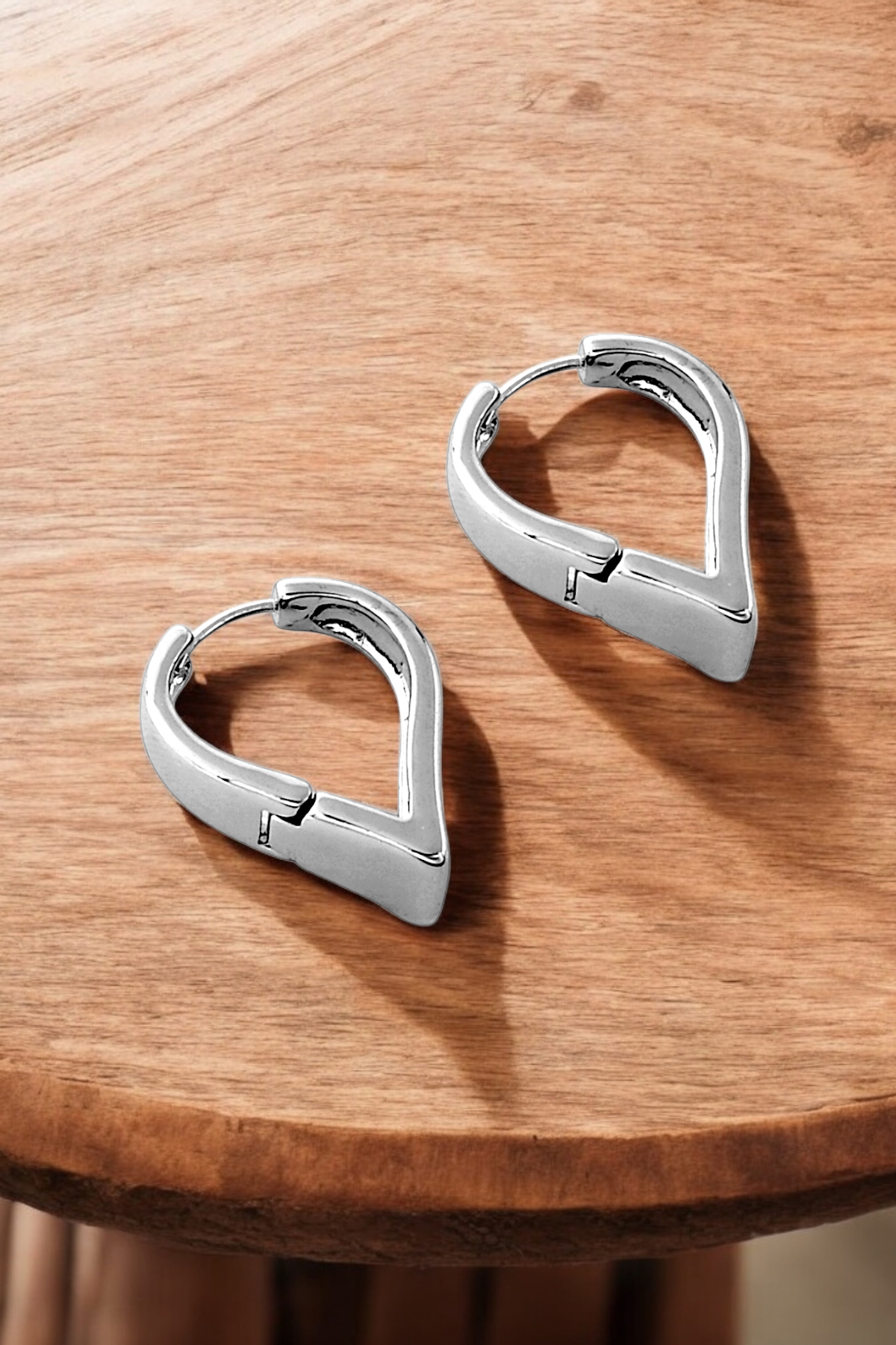 Premium Bombeli V Kalp Küpe