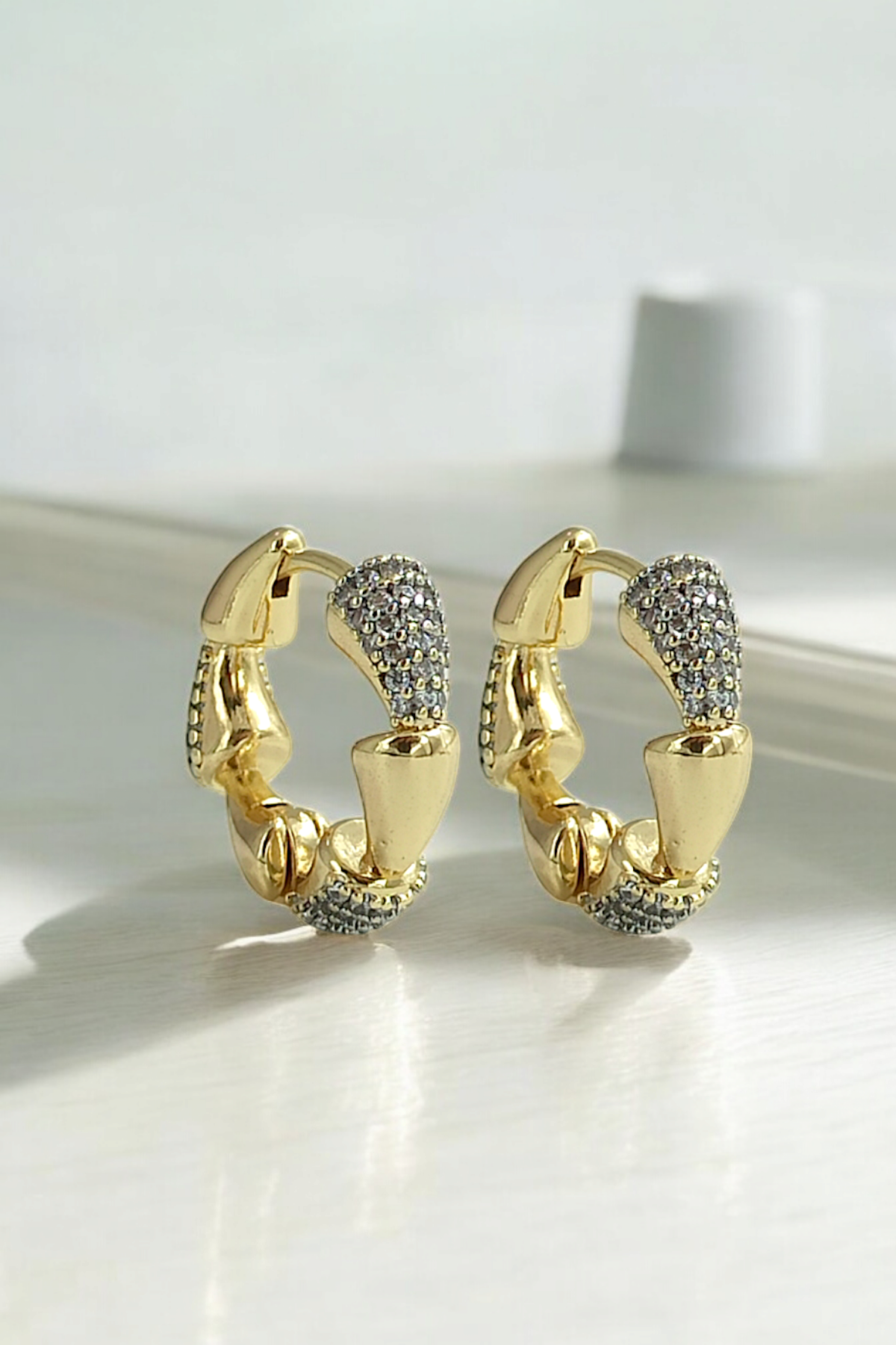 Premium Taşlı Geometrik Halka Küpe 35651