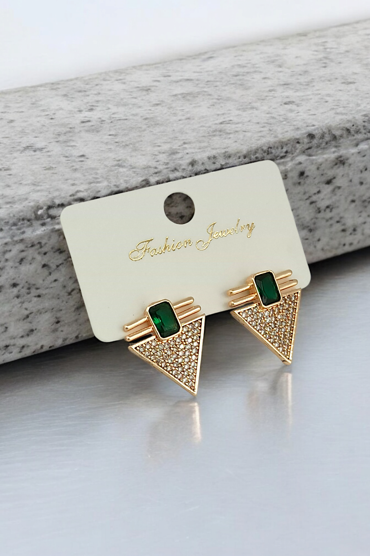 Premium Zümrüt Taş Detaylı Üçgen Küpe