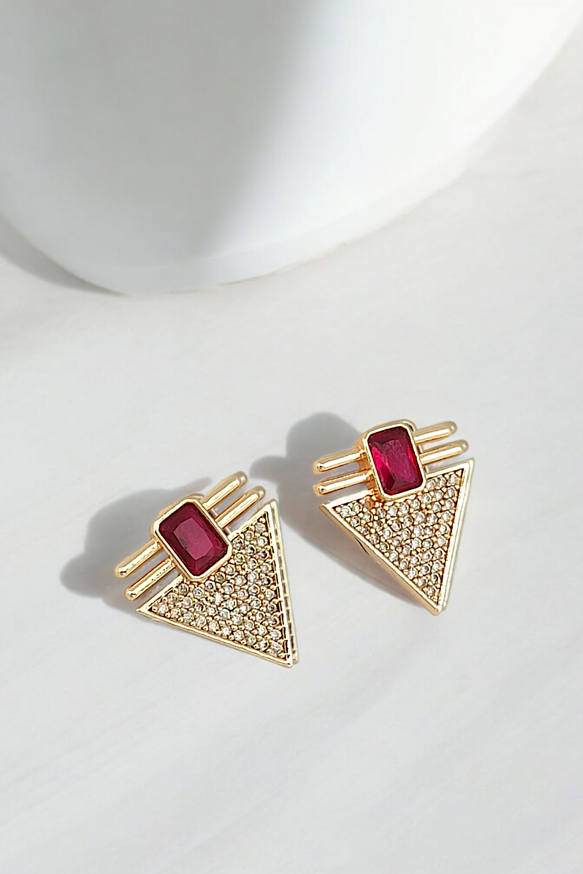 Premium Zümrüt Taş Detaylı Üçgen Küpe