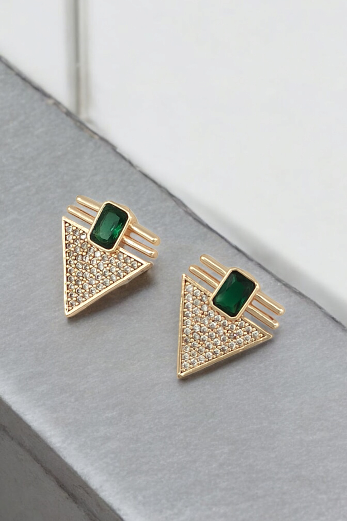 Premium Zümrüt Taş Detaylı Üçgen Küpe