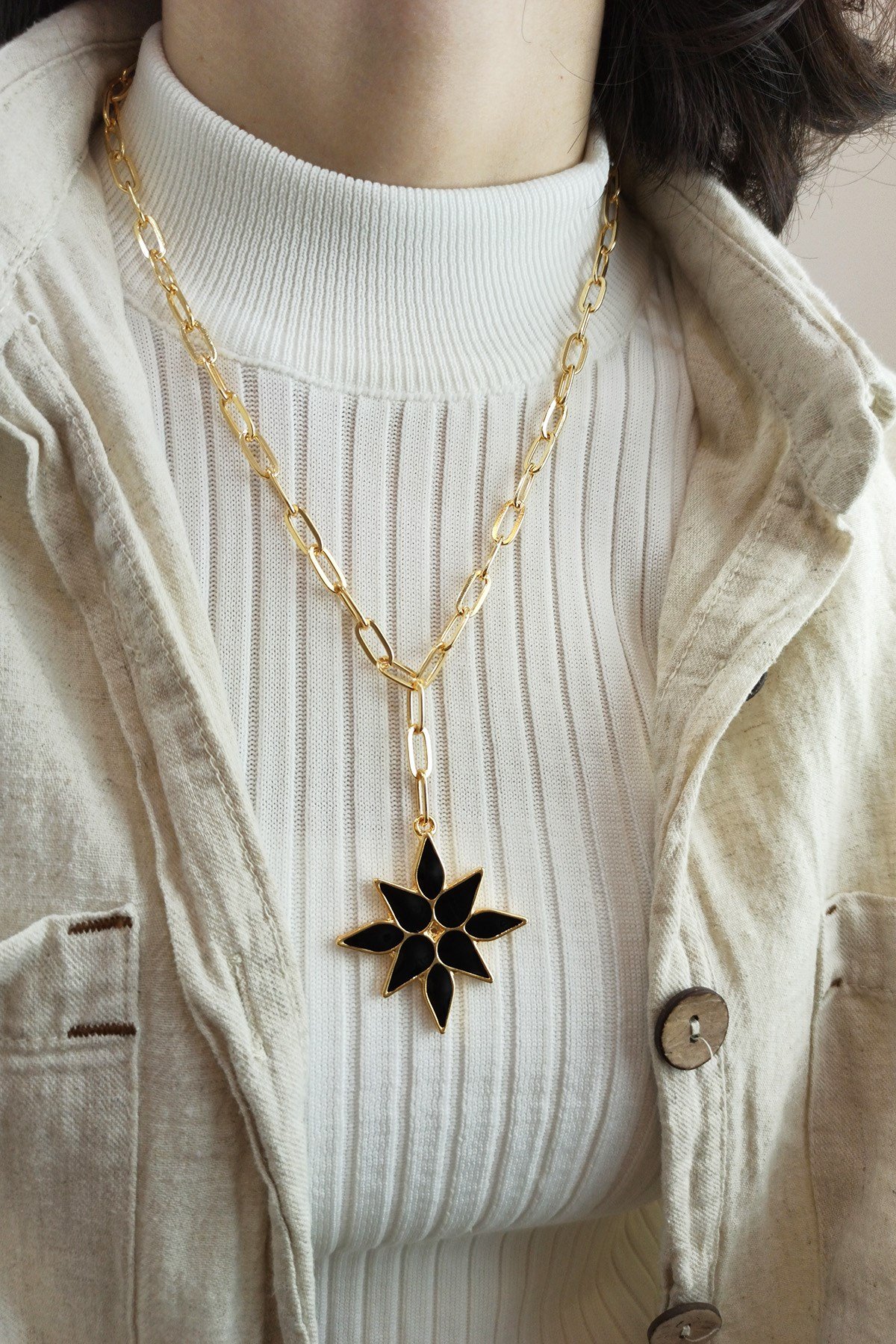 Siyah Mineli Çiçek Figür Kolye B300