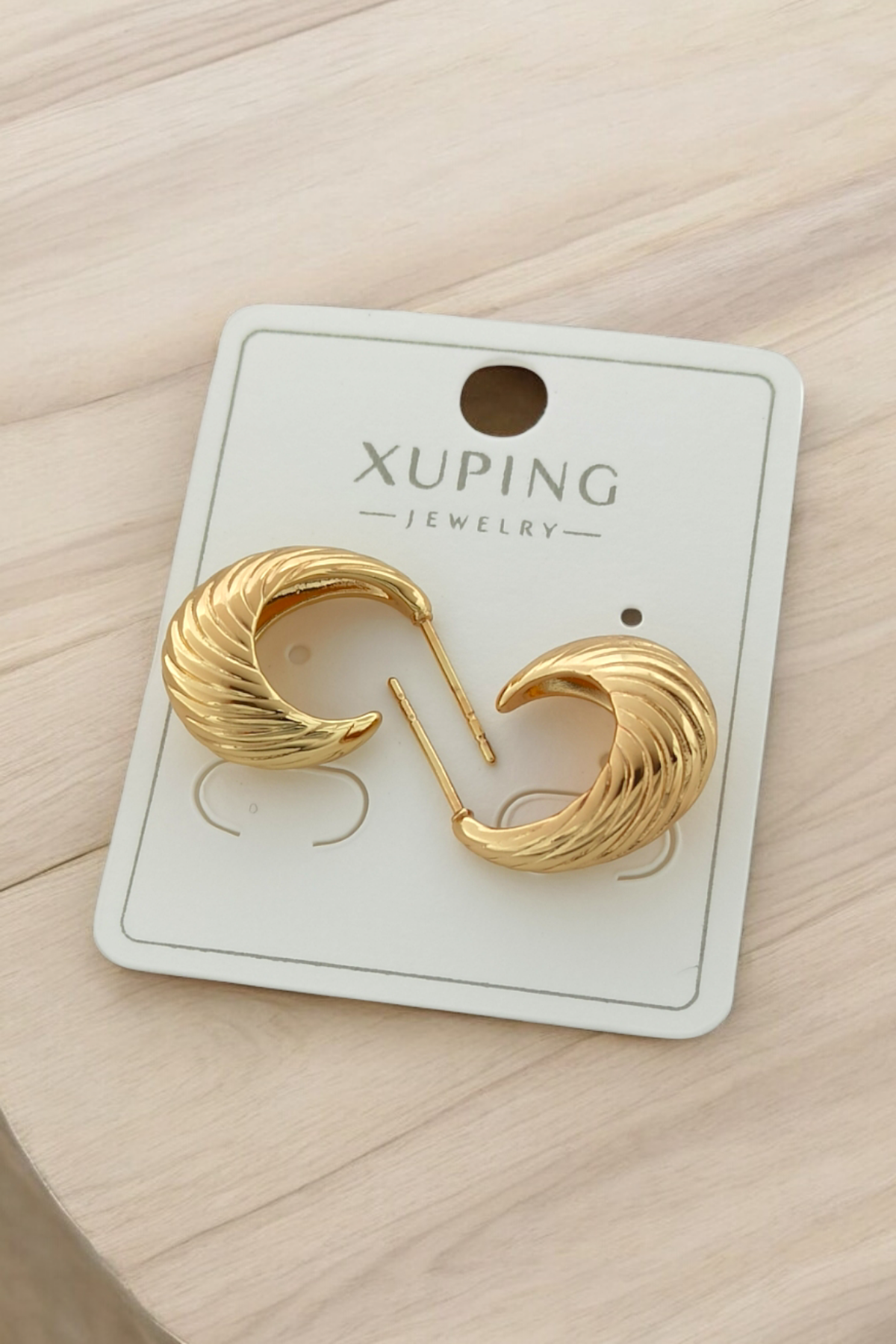 Xuping Renk Atmaz Lazer Kesim Ay Küpe