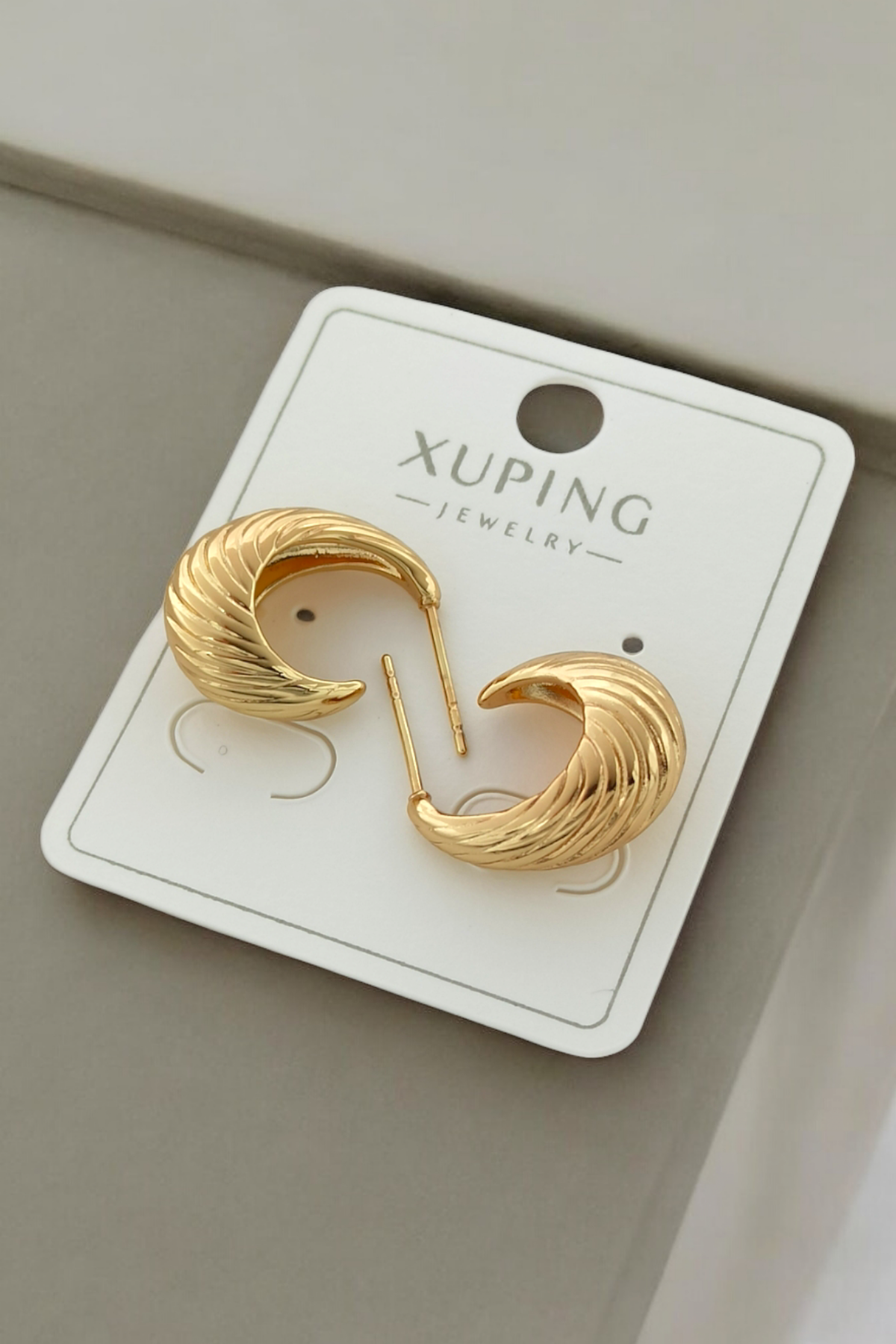 Xuping Renk Atmaz Lazer Kesim Ay Küpe