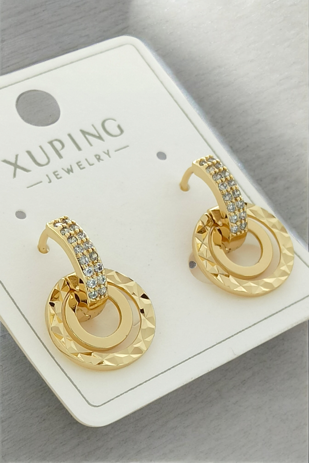 Xuping Renk Atmaz Taşlı Lazer Kesim Biyeli Küpe