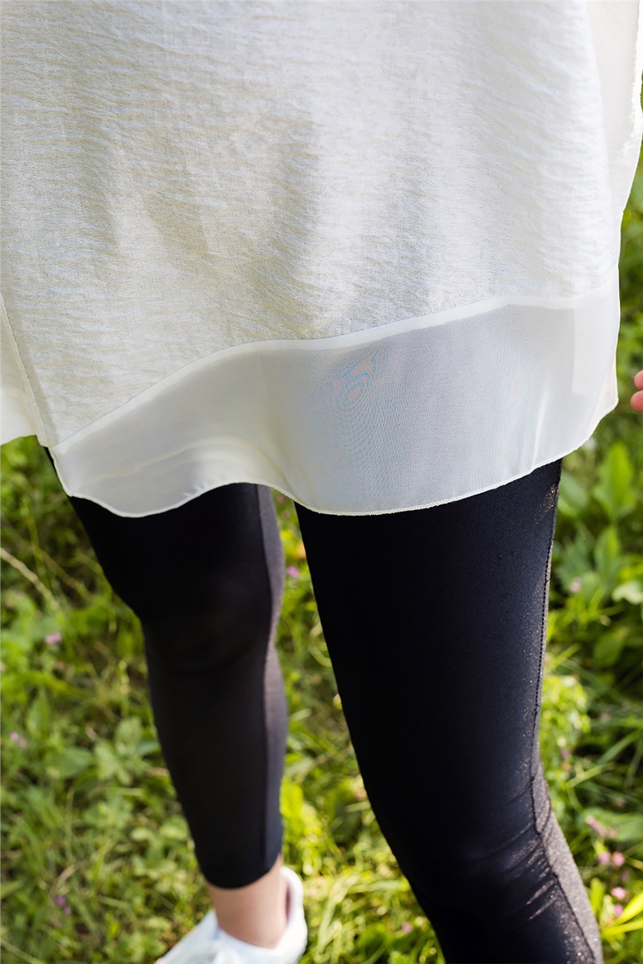 Tül ve Sim Detaylı Beyaz Bluz