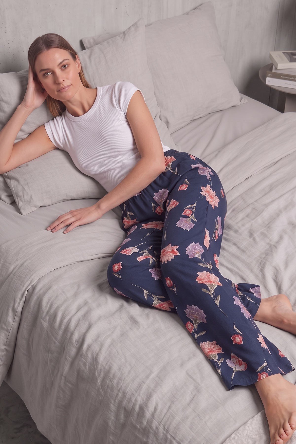 Mısırlı Kadın Viskon Çiçekli Alt Pijama Açık Lacivert