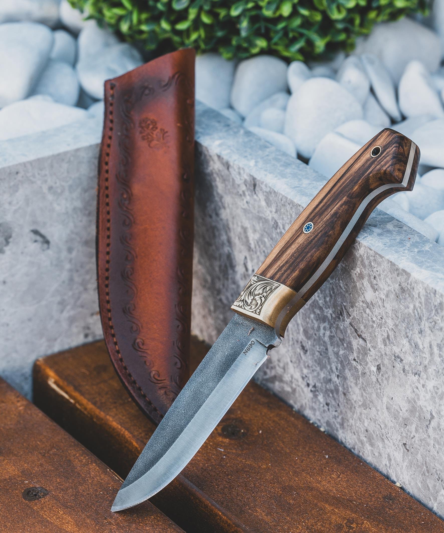 hugluoutdoorBrush Craft Bitki İşlemeli Ceviz Kabzalı Bıçak