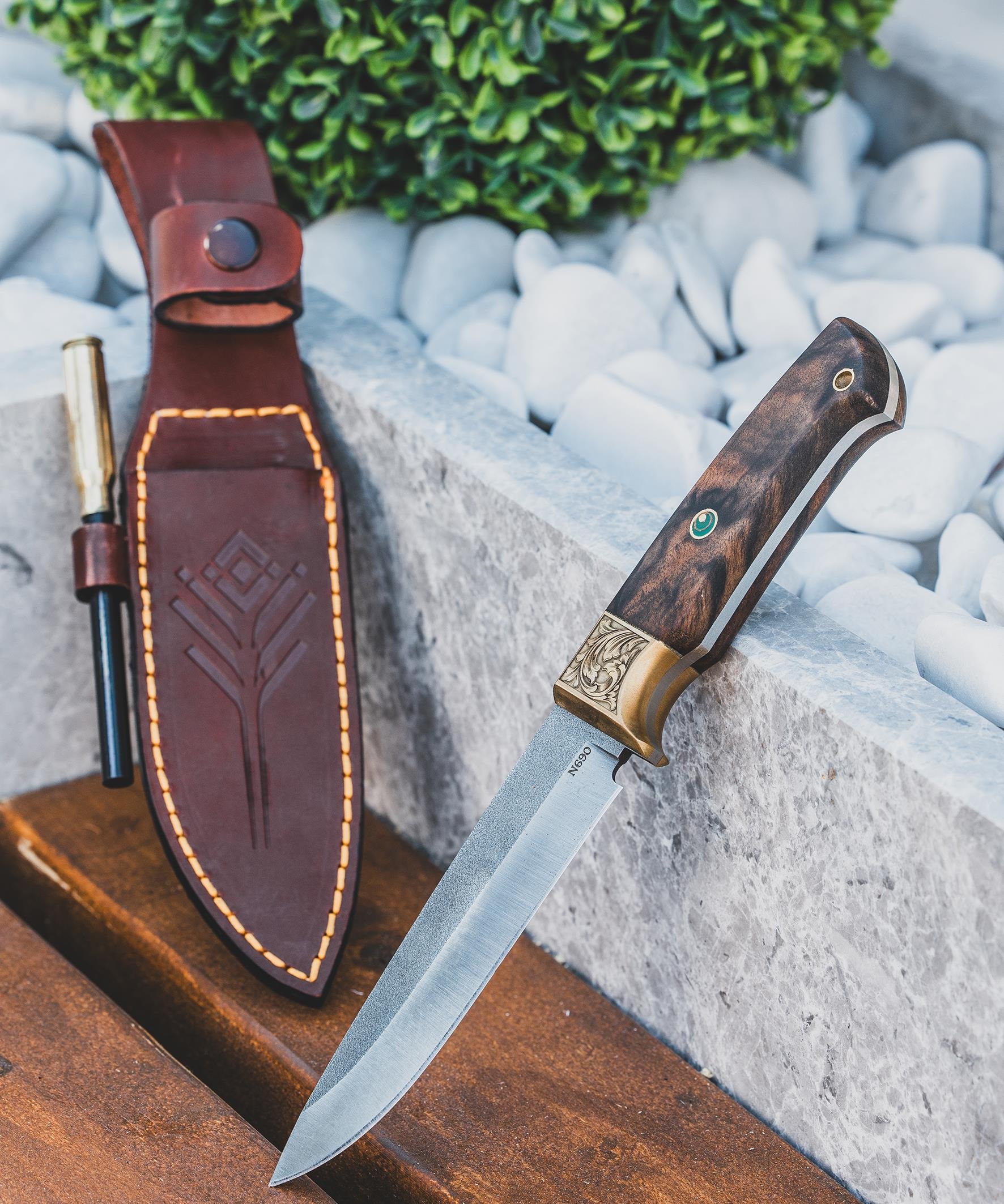 hugluoutdoorBrush Craft Bitki İşlemeli Ceviz Kabzalı Bıçak