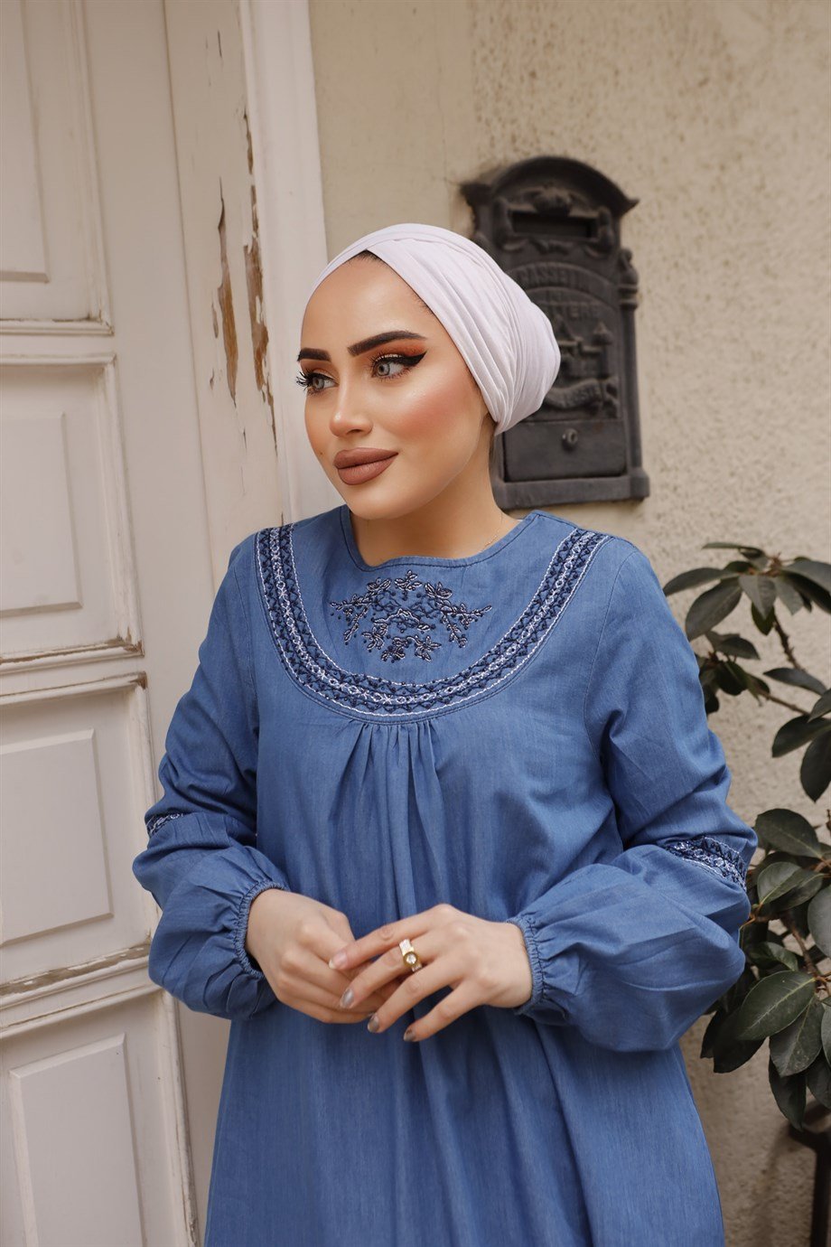 Beyaz Nakış Detaylı Açık Kot Tesettür Elbise