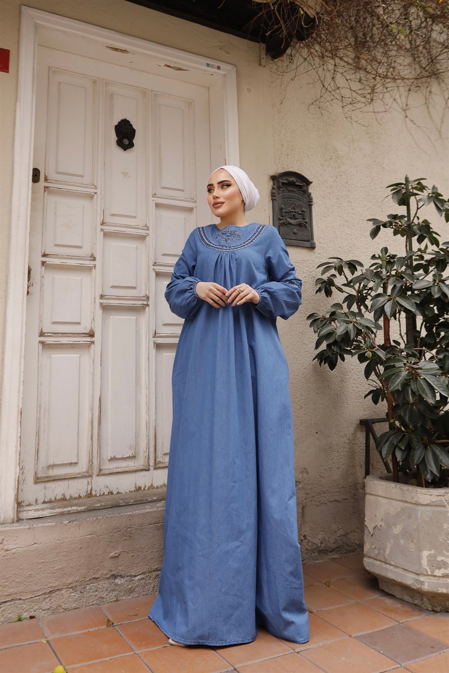 Beyaz Nakış Detaylı Açık Kot Tesettür Elbise