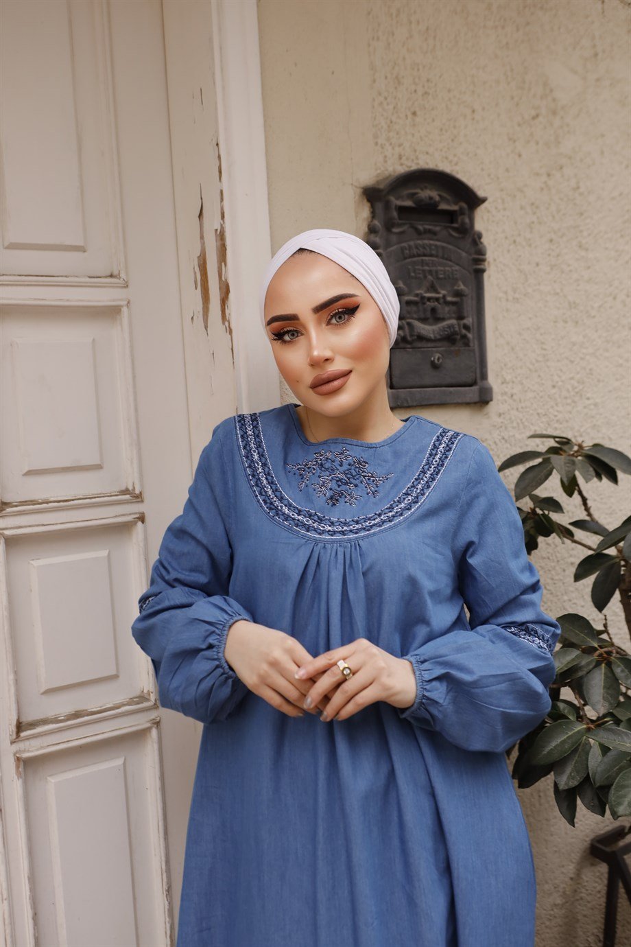 Beyaz Nakış Detaylı Açık Kot Tesettür Elbise