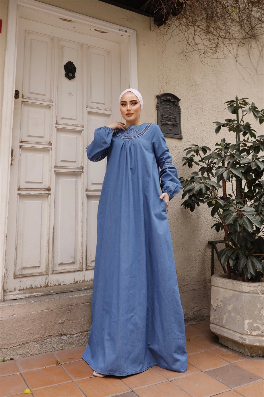 Beyaz Nakış Detaylı Açık Kot Tesettür Elbise